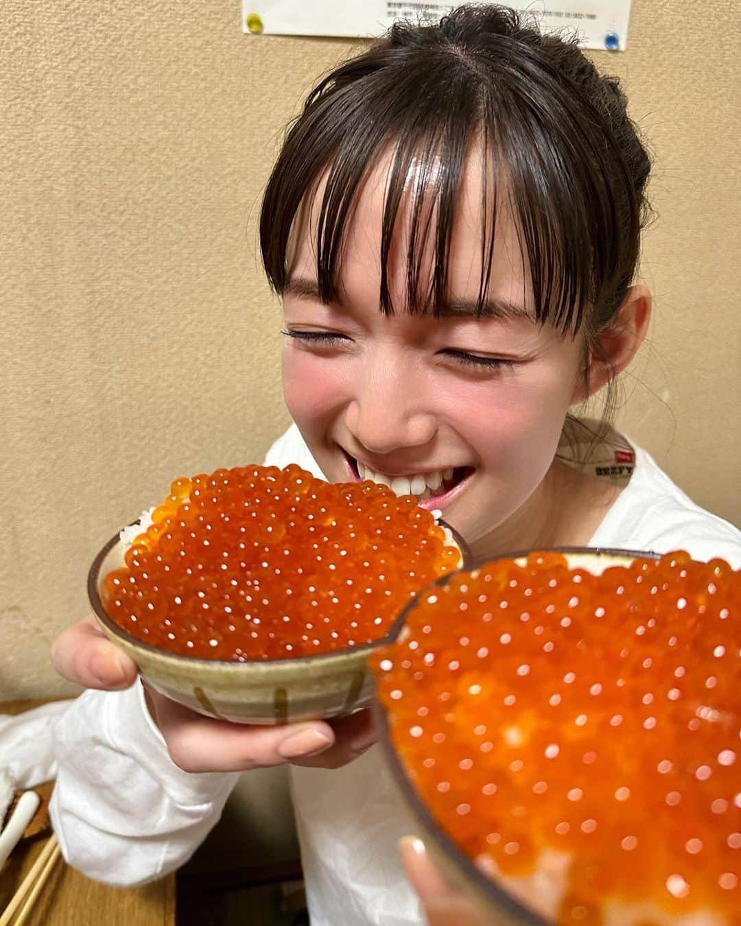 佐藤栞里のインスタグラム：「. お仕事で北海道の釧路に行ってきました🦌 2日間の撮影を無事終えて 翌日の飛行機までの時間を ごはんごはんなんてったってごはん！ 食べる前からその美しさと迫力に感動して (ぴっかぴかのいくらインカのめざめの鮮やかすぎる黄色にそしてこんなの見たことないぷっくら秋刀魚に溢れんばかりの花咲がににうるうるの白子などなどなどなど🥺) そして食べたらもうびっくりたまげました おいしくておいしくて！ 一皿一皿に北海道がぎゅっとつめこまれていて🐮 幸せをたーんまりたらふくいただいて🫶 おいしかったね、来られて本当によかったねって 口癖のように繰り返した帰り道でした☺️ #食事処勢㐂 #釧路和商市場 #食い処鮭番屋」