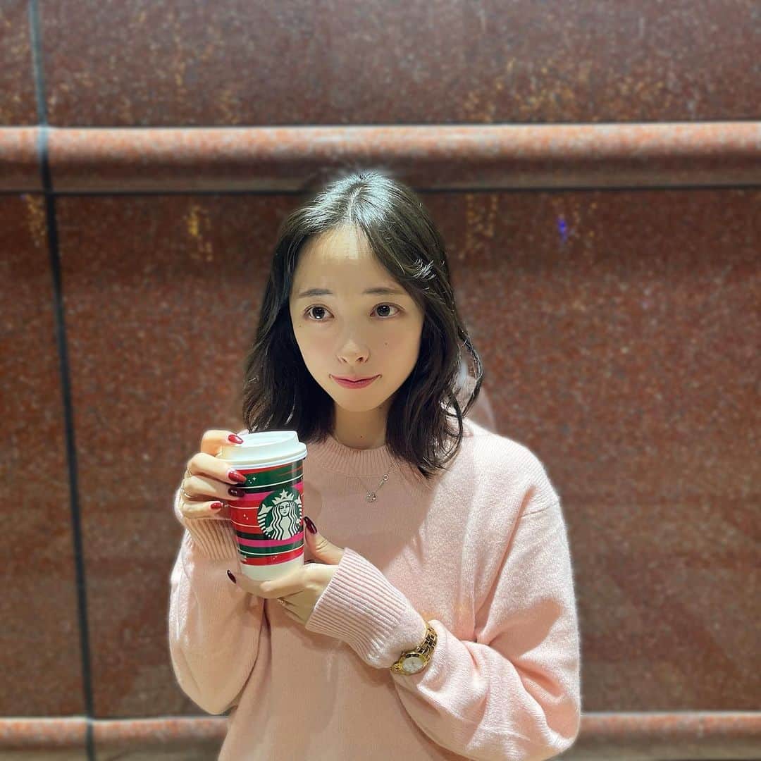 横川夢衣のインスタグラム：「🗽  スタバ新作のんだょ〜！ #ストロベリーメリークリームティーラテ 🍓 クリスマス気分だね〜🎄  .」