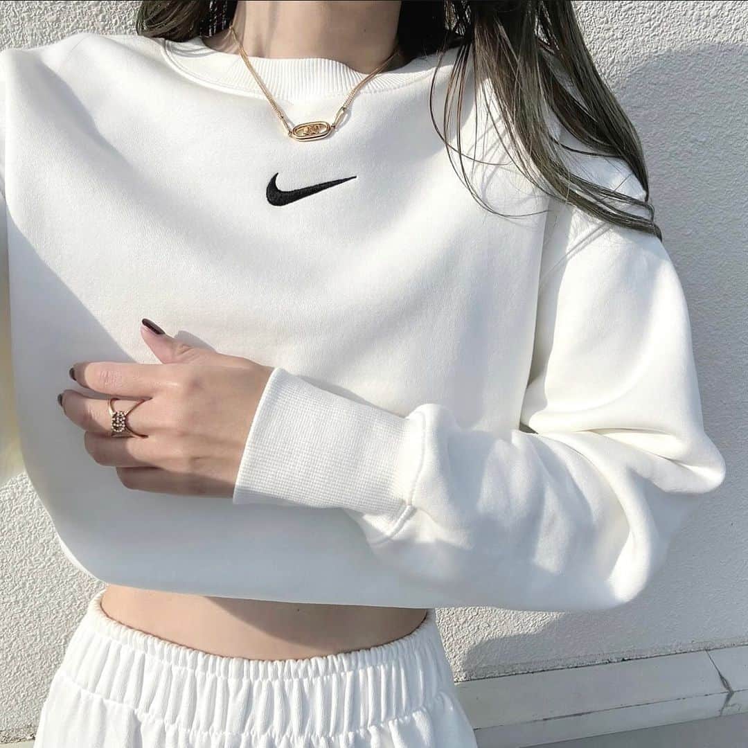 Maiのインスタグラム：「・ この @nike のスウェットについて今でもよく質問頂きますが、レディースのMサイズを着てます✔︎  この前投稿したNIKEのブラウンのスウェットはメンズのMサイズです✔︎  #nike #celine #celinebyhedislimane #gucci」