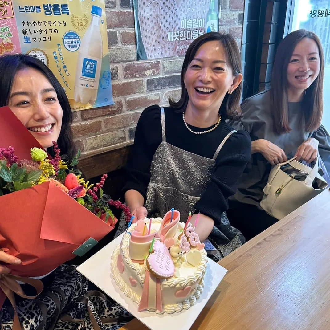 佐藤純さんのインスタグラム写真 - (佐藤純Instagram)「先日、新大久保で優子ちゃんのお誕生日会をみんなでしたよ🎂💐  @yuko_hashimoto8   昔から可愛くて、その可愛さは20年たってもそのまま❤️  大好きです😆  優子ちゃん❤️お誕生日おめでとう🎉✨😆✨🎊  @nao_nao310 @ayumiayunco @k.k.nagata @aikick @annasumitani @norihey924 @izu_mi76  そして✨そして✨杏奈ちゃん💓 『今日死んで、明日を生きる。』📖出版おめでとう🎉🎊  @annasumitani  読むの楽しみ❤️❤️❤️  #お誕生日おめでとう #お誕生日会 #橋本優子 ちゃん #happybirthday  #新大久保 #住谷杏奈 ちゃん #今日死んで明日を生きる #おめでとう #ママ #ママモデル #モデル #mama #mamamodel #model」11月4日 21時36分 - junsatoidea