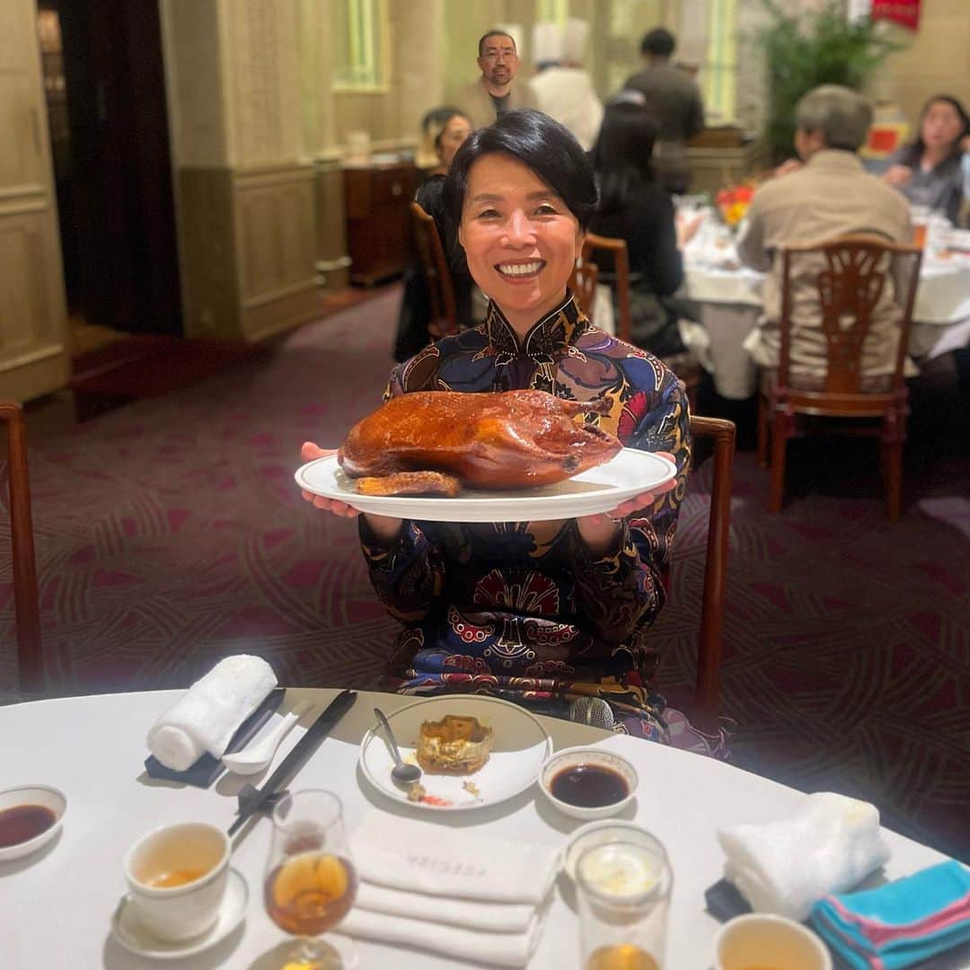クリス智子さんのインスタグラム写真 - (クリス智子Instagram)「料理研究家　ウー・ウェンさんの還暦祝い会！🙌 中国では「花甲」（華甲/かこう）というそうです。 @wuwen_cookingsalon   華= 漢字を分割すると、十が6つと一。（数え年は61) 美！  ウーさんとは、もう20年来のお付き合いになるかと。 すぐに、そのお人柄に魅了され、料理もさることながら、 こぼれるユーモアが大好き。会話の美味しいところのように。  ウーさんも私も、子育てに重きがあると なかなかぴったり時間が合う時がないのですが、 ウーさんが、子育てを最優先しながら仕事もきっちりされてきた様は、学ぶところ多く、我を鼓舞する機会をたびたび 頂いています。  今宵は、そんなウーさんのご家族企画の会、幸せお裾分け頂き、胸いっぱいになりました。  テーブルも知らない者同士、すぐに近しく感じるウーさんマジック。素晴らしい方々に出会えた気持ち。 温かくやさしく、しかしピリッと効いたユーモアありました。  富麗華のお料理には、お腹いっぱい。 満たされてましたー(๑˃̵ᴗ˂̵)  写真９枚目 雅妃さん　@mogurapicassowols とは、いつかお会いするだろう！と思いながらでしたが、それは今日でした☺️ 見惚れる美しさ（放つものが..）かつ、サバサバした自由さかげん😆またゆっくりお話したい。二人、ウーさんの文字通り大きなスマイルに包まれて〜  ウーさん、おめでとうございます㊗️感謝。  ウーさんツアーで北京をめぐるツアーの話も浮上！ いつかを楽しみに。  ウーさん着用の素敵な赤は、スズキタカユキさん特製。 @suzukitakayuki_atelier   #ウーウェン #還暦祝い  #花甲 #富麗華  #雅妃  #今シーズン大好きでここぞという時に着がちな😆 #ミナペルホネン」11月4日 21時29分 - chris_tomoko