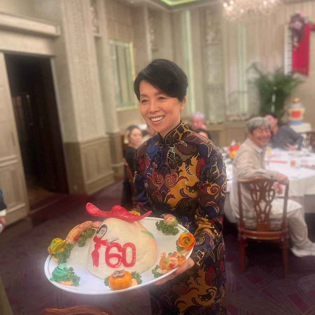 クリス智子さんのインスタグラム写真 - (クリス智子Instagram)「料理研究家　ウー・ウェンさんの還暦祝い会！🙌 中国では「花甲」（華甲/かこう）というそうです。 @wuwen_cookingsalon   華= 漢字を分割すると、十が6つと一。（数え年は61) 美！  ウーさんとは、もう20年来のお付き合いになるかと。 すぐに、そのお人柄に魅了され、料理もさることながら、 こぼれるユーモアが大好き。会話の美味しいところのように。  ウーさんも私も、子育てに重きがあると なかなかぴったり時間が合う時がないのですが、 ウーさんが、子育てを最優先しながら仕事もきっちりされてきた様は、学ぶところ多く、我を鼓舞する機会をたびたび 頂いています。  今宵は、そんなウーさんのご家族企画の会、幸せお裾分け頂き、胸いっぱいになりました。  テーブルも知らない者同士、すぐに近しく感じるウーさんマジック。素晴らしい方々に出会えた気持ち。 温かくやさしく、しかしピリッと効いたユーモアありました。  富麗華のお料理には、お腹いっぱい。 満たされてましたー(๑˃̵ᴗ˂̵)  写真９枚目 雅妃さん　@mogurapicassowols とは、いつかお会いするだろう！と思いながらでしたが、それは今日でした☺️ 見惚れる美しさ（放つものが..）かつ、サバサバした自由さかげん😆またゆっくりお話したい。二人、ウーさんの文字通り大きなスマイルに包まれて〜  ウーさん、おめでとうございます㊗️感謝。  ウーさんツアーで北京をめぐるツアーの話も浮上！ いつかを楽しみに。  ウーさん着用の素敵な赤は、スズキタカユキさん特製。 @suzukitakayuki_atelier   #ウーウェン #還暦祝い  #花甲 #富麗華  #雅妃  #今シーズン大好きでここぞという時に着がちな😆 #ミナペルホネン」11月4日 21時29分 - chris_tomoko