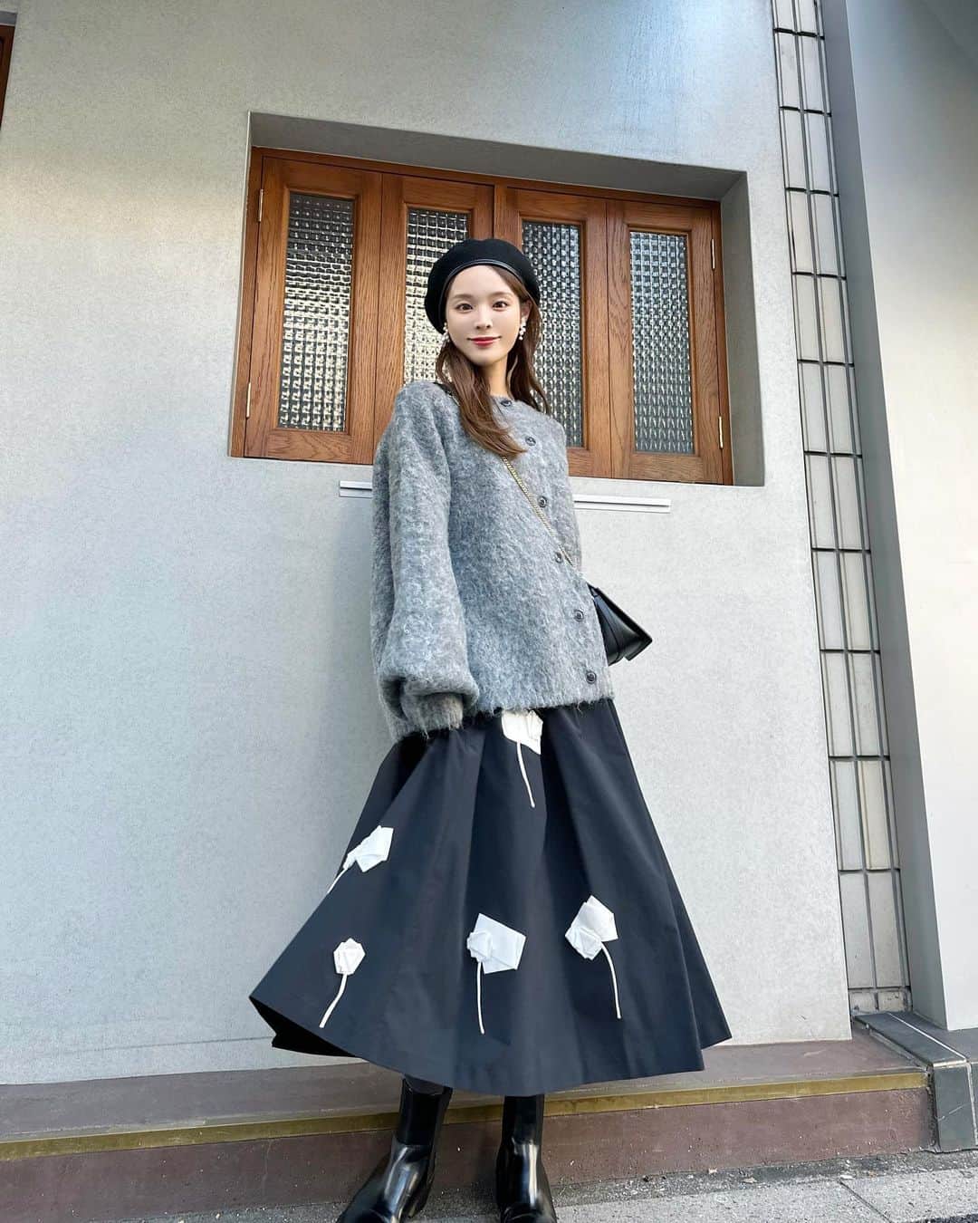 磯田 ひかる(Hikaru Isoda) のインスタグラム：「こんばんは🫶🩶 三連休中日ですね꜀( ꜆ᐢ. ̫.ᐢ)꜆  この日はゆるカーデとオーナメントスカートのコーデでした！ ゆったりシルエットなカーデは重ね着にも羽織にも◎  【着用アイテム】 Tops @classicalelf_official  3way貴族式起毛クルーネックカーディガン グレー M ¥3,898税込  Skirt @celford_official  オーナメントフラワースカート BLK M ¥24,200  Bag @polene_paris  Shoes @zara   —————————— picaru：162cm / 骨格ウェーブ 1st ブライトスプリング 2nd ブライトサマー  大人可愛いスタイルアップコーデ ヘアメイクを合わせた トータルスタイリングを提案🤍  不定期にストーリーで ファッションお悩み相談募集中🥰 ——————————  他の投稿を見る→【@picaruuu】」