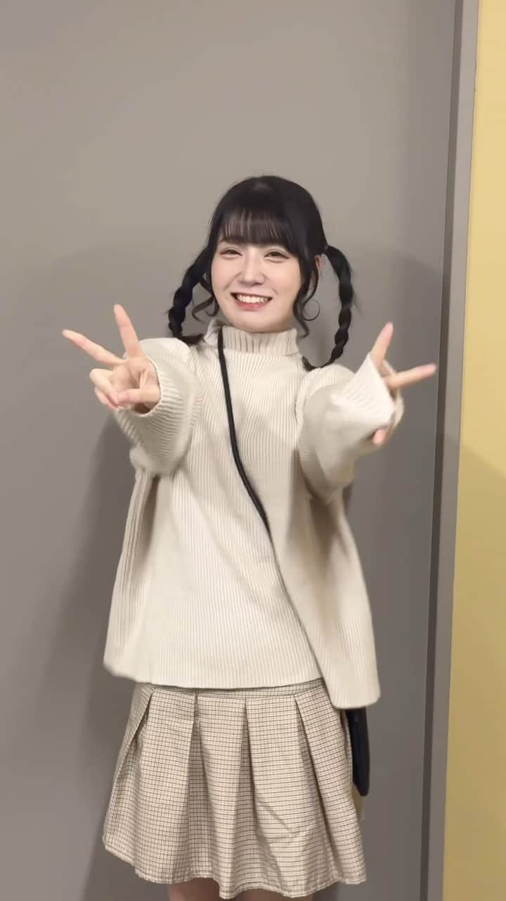 藤田みゆのインスタグラム：「. メンバーと話してるのにいきなり始まります笑」