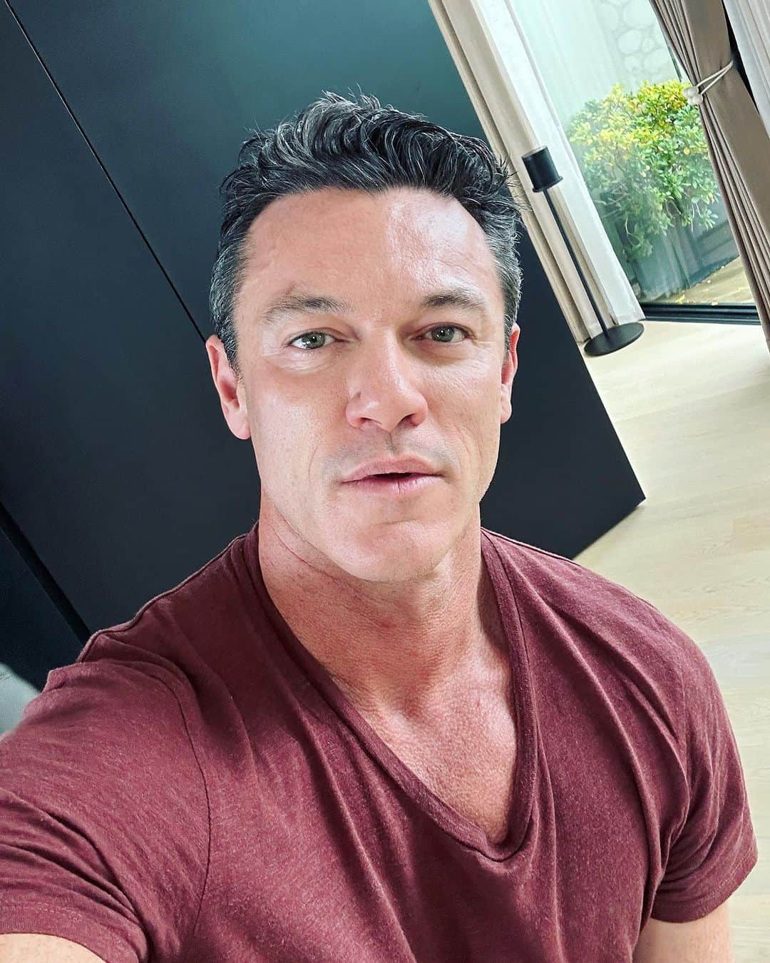 ルーク・エヴァンズのインスタグラム：「💋#happysaturday #matineeday」