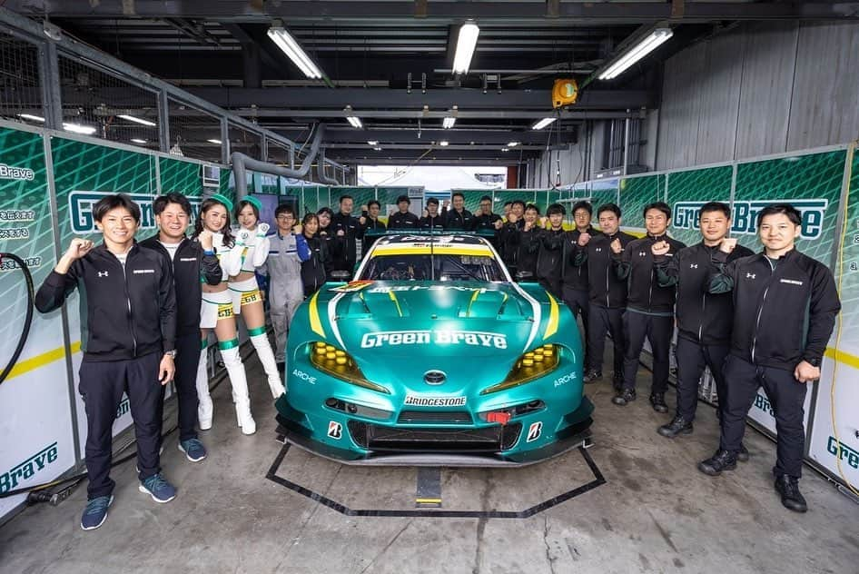 五十嵐みさのインスタグラム：「. SUPER GT Rd.8 予選日お疲れ様でした🟢 . 明日52号車は7番手からのスタートになります🏎 シリーズチャンピオンを懸けた最後の闘いに、今シーズン一番の緊張の高まりです🥺 . スタート進行では、私がグリッドボードを担当して、みおちがフラッグを担当します！ . 今シーズン最後の締めくくりとして笑顔で終われますように🙏🍀 熱い熱いエールを52号車へお願いします📣💚 . #SUPERGT#スーパーgt#埼玉トヨペット#greenbrave#grsupra#サーキット#モータースポーツ#レースクイーン#racequeen#レース#モビリティリゾートもてぎ#一眼レフ#ポートレート#52号車」