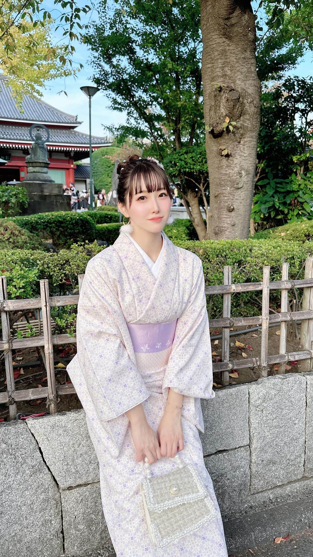 諸星みゆのインスタグラム：「🤍 ⁡ @asakusa_kimono.niji さんで 着物レンタルして浅草散策してきました🤍 ⁡ テラス席が素敵なカフェや 落ち着いた雰囲気のカフェを はしごしちゃいました(*ˊ˘ˋ*)｡♪:*° ⁡ またカフェのことは後日書きます🫶 ⁡ 浅草寺付近は屋台とかでてて賑やかでした😌✧*｡ ⁡ 久々の浅草、めっちゃ楽しかった〜🥰💗 ⁡ 着物レンタル虹さんは 帯もめっちゃ素敵なものが多くて 選ぶのが大変でした🫣💦 ⁡ ヘアメもかわいくしてもらえてとっても嬉しかった🤍 ありがとうございました✧*｡ ⁡ ┈┈┈┈┈┈┈┈┈┈┈┈┈┈┈┈┈┈┈┈   #着物レンタル虹  #着物レンタル  #浅草着物  #浅草着物レンタル  #浅草レンタル着物  #着物  #着物女子  #着物ヘア  #浅草  #浅草食べ歩き  #浅草カフェ  #浅草寺  #浅草観光  ⁡」