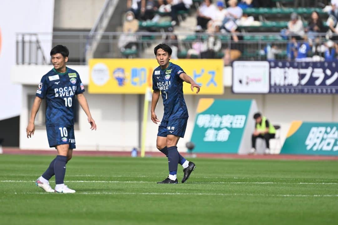 徳島ヴォルティスのインスタグラム：「【11/4(土)14:00 藤枝戦】 このエンブレムで戦う最後のホーム戦。相手が一人退場した後は、攻め続け、必死にゴールを目指しました。しかし、決勝点を奪えず、スコアレスドローで終わりました。 どんな状況でも、ポカリスエットスタジアムへのご来場していただきました。いつも全力のサポート、誠にありがとうございました。 残りは、来週のアウェイ・秋田戦。この一週間でしっかりと準備して、有終の美を飾れるように、トレーニングから全力で取り組みます。  徳島の漢は、最後までアツく。  #徳島ヴォルティス #vortis #jleague」