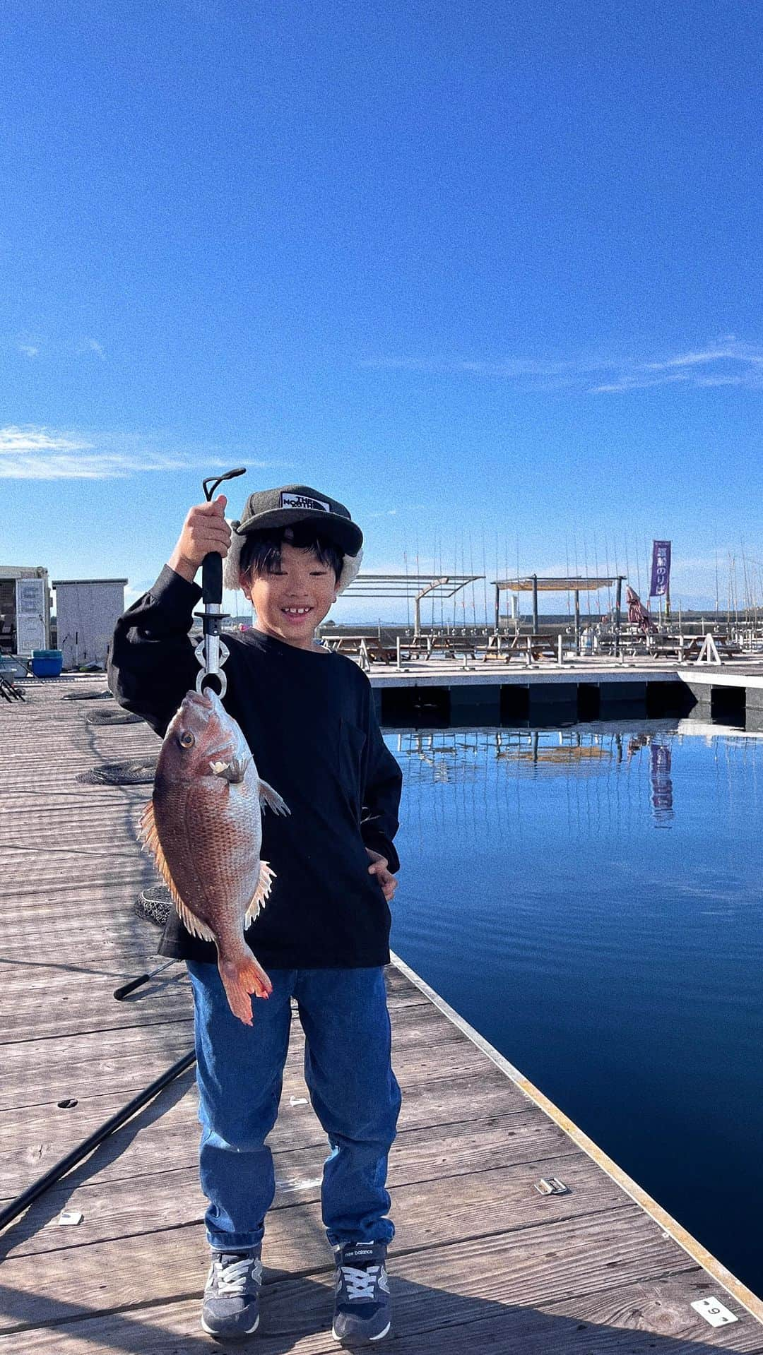 宇藤えみのインスタグラム：「少し前の振替休日☀️ 坊がず〜っとやりたかった魚釣り (七夕にまでも書いていたw) 移住して目の前にはすぐ海があるのに おちびと一緒だといろいろとを我慢させてしまう事が多く…この日は平日でおちびは保育園だったので 二人で出かけて坊がやりたい事を 美味しい魚を食べたい&自分が釣った魚で料理して食べたい！ツアー🐟 まずは釣れる楽しみを体感して欲しくて釣り堀へ🎣 向かう車の中では あのね、僕はね、マグロを釣りたいんだよ！ なんて夢が膨らむわ膨らむわ。笑  大きい魚を目の前にニヤニヤが止まらなく嬉しそう (マグロはいません🙅‍♀️笑) 釣り堀とはいえ現実は初心者には厳しく フグさんなんて優雅に泳いでたよ。笑 坊は白目… これも社会勉強だ。  最後の最後にお兄さんが手伝ってくれて大きい鯛を釣る事が出来ました。 念願の！！これはさいっこうに嬉しいね〜 重さゴジラくらいやばかった！ってエクボが見えるくらいの満面な笑顔。 この笑顔久しぶりに見たなぁ。 帰り道には魚の鱗みたいな雲と虹が見える〜！と坊が写真と動画を撮っていた。 考えてみればちびが生まれてからゆっくり二人で出かけるのははじめてくらいかも？ くだらないいろんな事を二人で話したりとても穏やで平和ないい時間でした。  やっぱりお互いこういう時間が必要ね☀️  #暮らし」