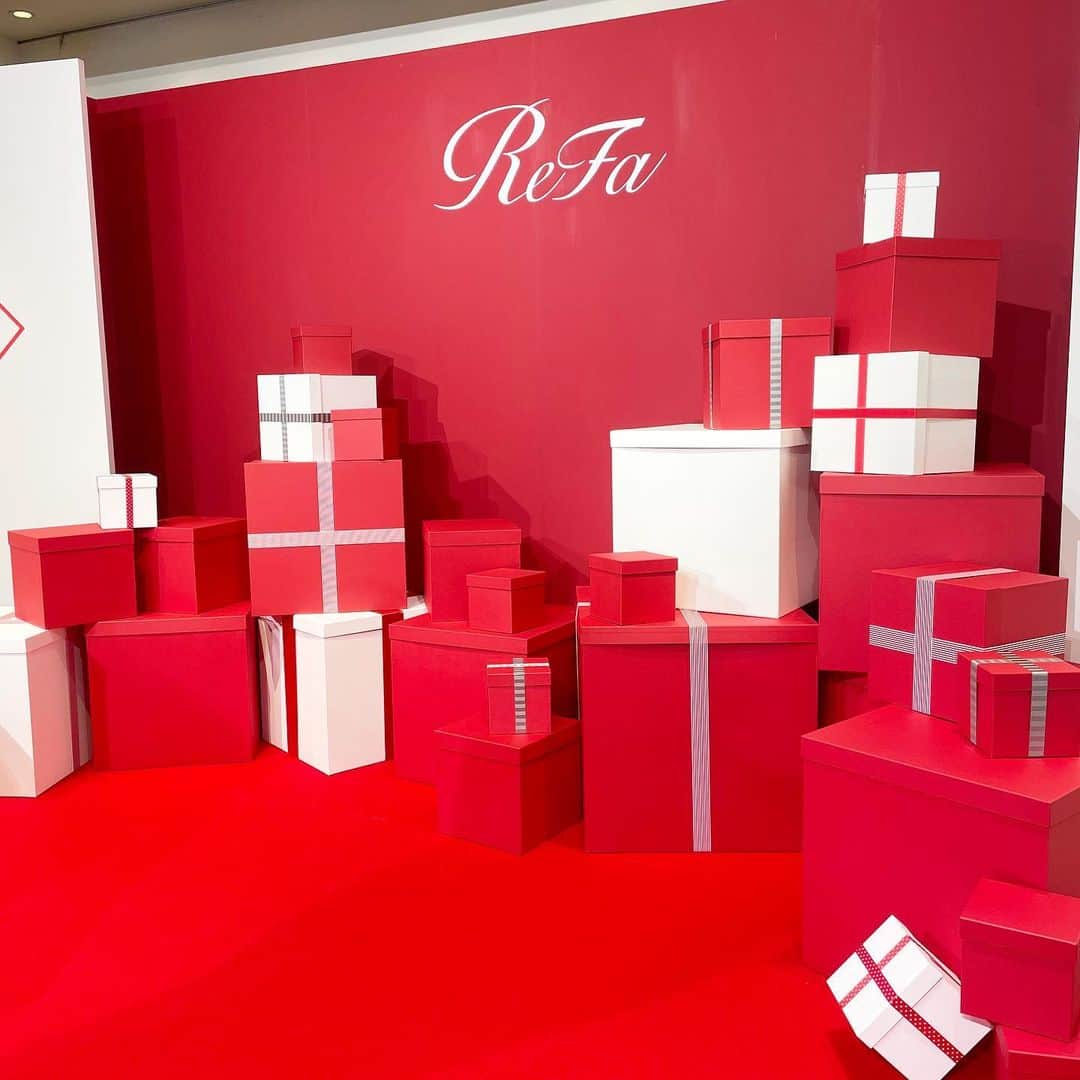 のインスタグラム：「レディから厚く支持されるビューティーブランドReFaが「ReFa WINTER CAMPAIGN 2023」を、12月26日(火)まで実施中❄️  期間中は、贈り物にぴったりなスペシャルキットが販売されます⭐️ 「リファハートブラシ」や「リファフィンガーアイロンST」など、 大切な方へのギフトにオススメのアイテムがセレクトされています❤️ スペシャル感たっぷりな、キラキラの限定ショッパーとチャームタグつきで、喜んでいただけること間違いなし🤩✨ ちなみに私は、フィンガーアイロンSTのピンクカラーを友人への誕生日ギフトに選ぶことが多いです😆！(持ち歩き用のアイロンってカブらなさそうなので…🥺) メンズには、ブラックパッケージのドライヤーやアイロンをあげるのもいいですね…🦢  また、六本木ヒルズにある「Hills Café/Space」にて明日まで開催中の 「SPECIAL POP-UP イベント」に行ってきました✨ 会場にはReFaの名品がずらり🎀 リニューアルしたヘアアイロンやカールアイロン、美顔器、シャワーヘッドなど…気になるものを自由に触ってお試しできます🩵 さまざまななReFaアイテムから”自分にぴったりのギフトアイテム”を選べるコンテンツや 新商品のヘアケアアイテムを試せるコーナー、 プロのスタイリストによるヘアアレンジ体験ブース、可愛いフォトスペースなど盛りだくさんでした🥺 ヘアアレンジ体験をさせていただいたのですが、きれいなカールが帰宅時までキープできて感動😭 このキープ力は、最近パッケージがリニューアルしたロックオイルのおかげ？！と思い、即注文しました😂  一年間がんばった自分へのご褒美にもぴったりなReFa🌷 ぜひギフト候補に入れてみてください✨  #refa #リファ #ギフト #クリスマスギフト」