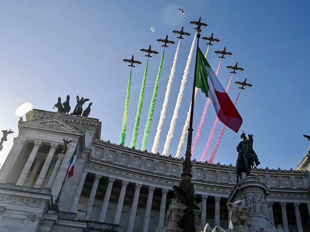 マッテオ・レンツィのインスタグラム：「È il giorno dell’Unità nazionale e delle Forze armate: grazie ai nostri militari che operano in Italia e nel mondo per portare pace e sicurezza. #4novembre」