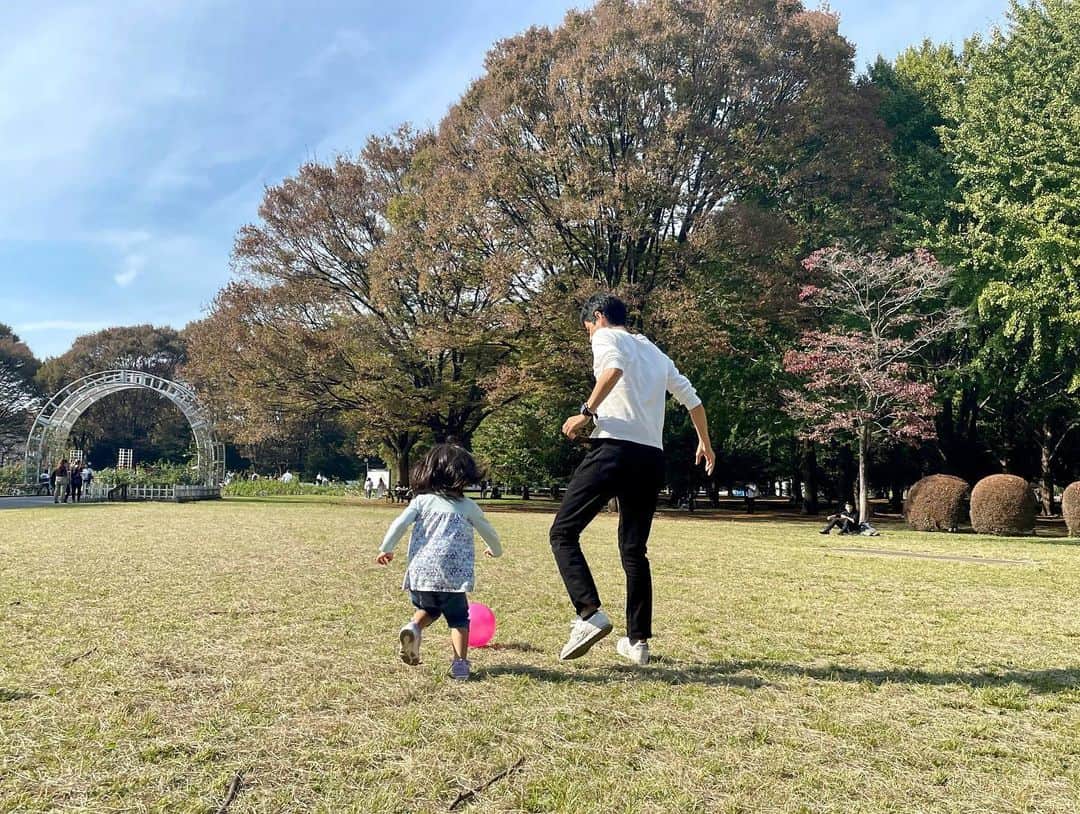 上杉桜子のインスタグラム：「誰に似たのか、娘はすごくサッカーが好きでお家でも外でもボールを蹴ってます⚽️ それを見てパパも嬉しそう🥰  #ピクニック #代々木公園 #サッカー親子 #元jリーガー #久木田紳吾」
