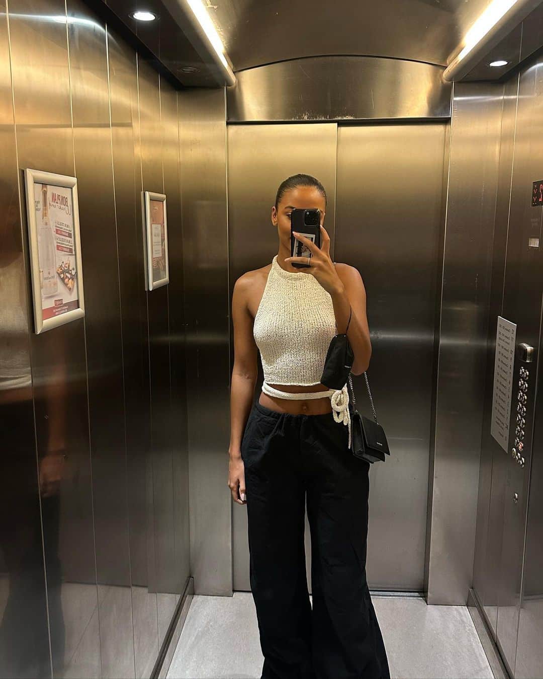 フローラ・コケレルさんのインスタグラム写真 - (フローラ・コケレルInstagram)「Which floor? 🛗」11月4日 21時37分 - floracoquerel