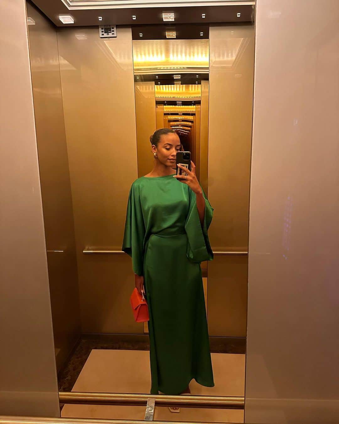 フローラ・コケレルさんのインスタグラム写真 - (フローラ・コケレルInstagram)「Which floor? 🛗」11月4日 21時37分 - floracoquerel
