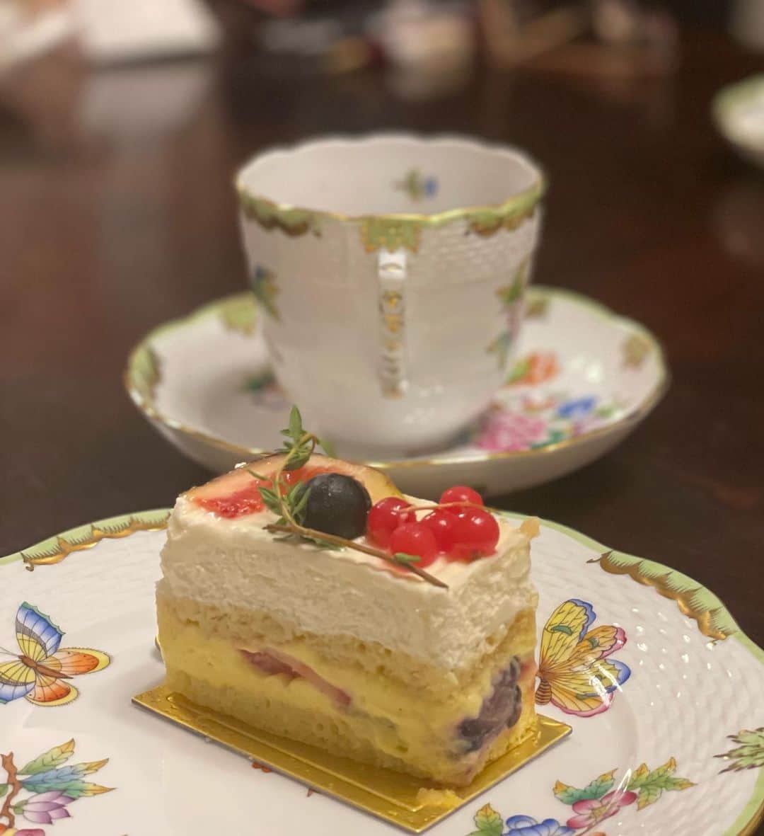 沢瀉美緒さんのインスタグラム写真 - (沢瀉美緒Instagram)「※ These are very delicate cakes @aubonvieuxtemps.kawata 🍰✨ . 久しぶりに行ったフランス洋菓子店  #オーボンヴュータン 🇫🇷 . 好きなケーキがあってラッキー✌️ ケーキは大きすぎることなく、 とにかくカスタードが美味しい❤️ . タルト部分のほんのりしっとり サクサクなのもたまりません！ . でも、食べたかったお惣菜はのんびりしていて 前の方で無くなってしまった🥹 . . 近々リベンジしよう😋 @izumikimoto も気に入ってくれたみたいで よかったよかった。 . そして、この秋の褒章で黄綬褒章に選ばれたとの事 おめでとうございます✨ . . #auvonvieuxtemps #オーボンヴュータン #フランス洋菓子 #尾山台 #手土産 #おもたせ #おもたせスイーツ」11月4日 21時37分 - mio_omodaka