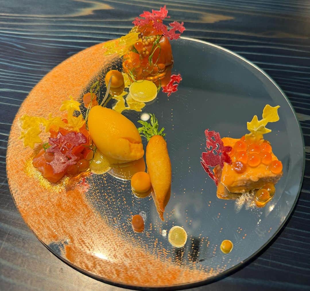 牛窪万里子さんのインスタグラム写真 - (牛窪万里子Instagram)「紅葉🍁の秋を味わうお料理。 CRAFTALE クラフタルにて。  一皿ごとのサプライズ。 素材にも拘り、極上のひと時を知的で素敵なお二人の女性と語らいながら堪能しました。  https://www.craftale-tokyo.com/home  #craftale #クラフタル #料理」11月4日 21時37分 - mariko_ushikubo