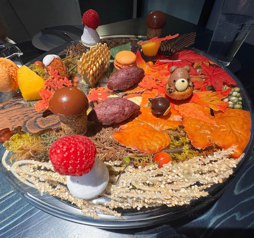 牛窪万里子のインスタグラム：「紅葉🍁の秋を味わうお料理。 CRAFTALE クラフタルにて。  一皿ごとのサプライズ。 素材にも拘り、極上のひと時を知的で素敵なお二人の女性と語らいながら堪能しました。  https://www.craftale-tokyo.com/home  #craftale #クラフタル #料理」