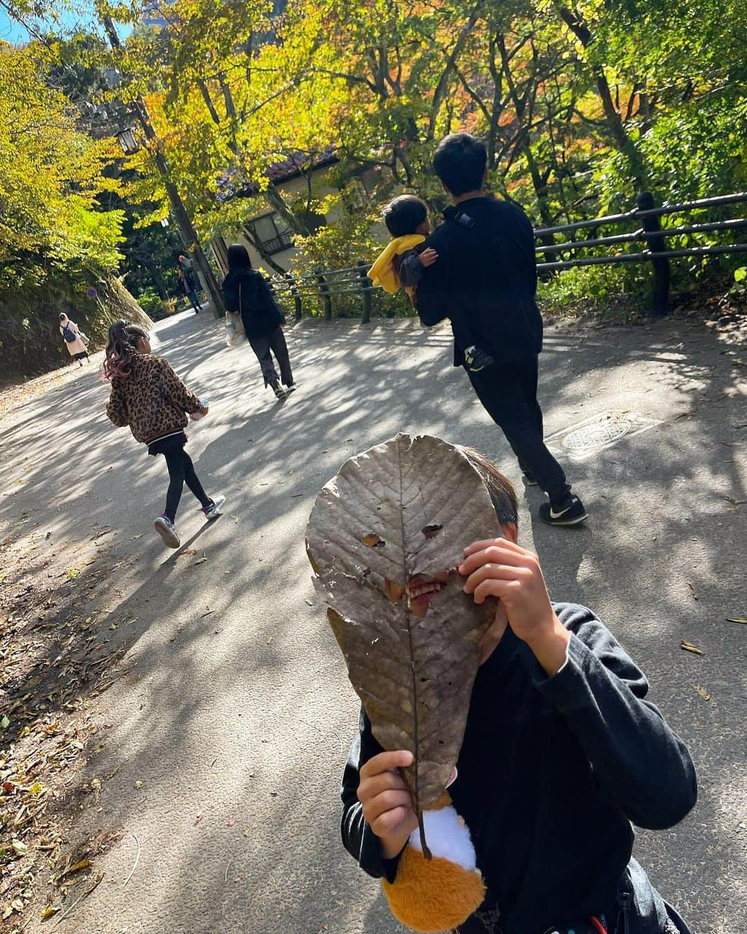 中村明花さんのインスタグラム写真 - (中村明花Instagram)「. #伊香保グリーン牧場 に行った後、玉こんにゃくを食べよう！という事になり、すぐ近くの #伊香保温泉石段街 に行ってきました。 . 元々こんにゃく好きですが、群馬に来てから更にこんにゃく好きに🫶（娘も大好き） . 石段街がこれまたレトロで良い雰囲気なこと(*´꒳`*)🍁 グルメに射的、温泉に足湯と色々なお店があって、365段ある階段も楽しみながら登れました♪ . 少し紅葉も始まっていて綺麗だったよ☺️ これから紅葉シーズンになるので更に綺麗だろうなぁ( ´ ▽ ` ) . ライトアップも見たいからまた行こっと♪ . . ⁡#群馬生活 #群馬観光 #伊香保観光 #365日にぎわってほしいという願いが込められて365段なんだって ⁡#河鹿橋 #martweekender  #家族で過ごす週末 #ときめく週末 #雑誌Mart」11月4日 21時37分 - sayaka_nakamura3