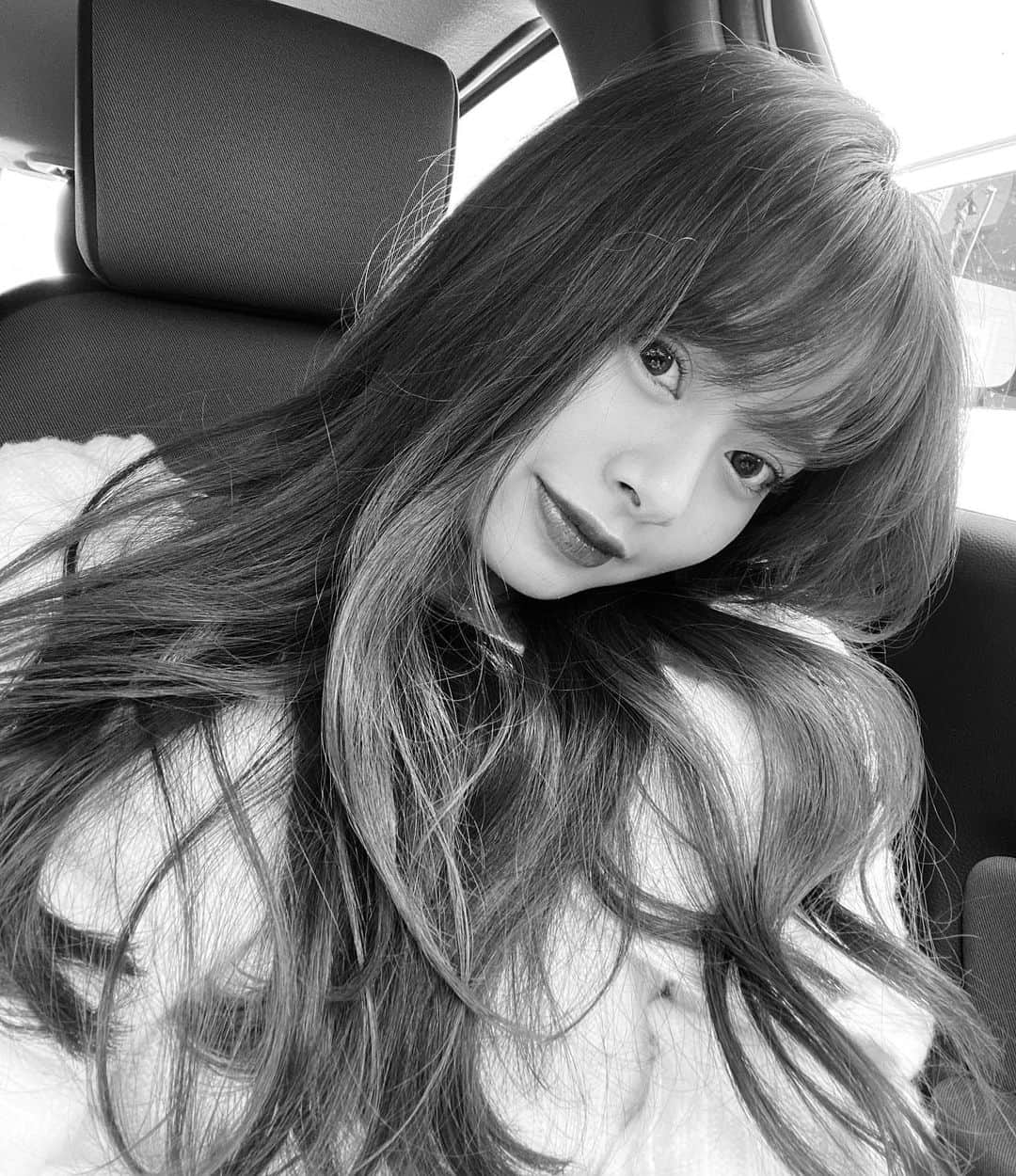 MIYABIのインスタグラム：「ロングヘア、切るタイミングを逃している」