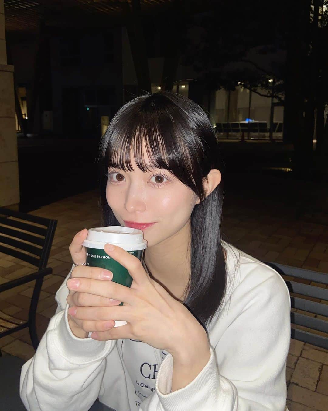 桜木ことさんのインスタグラム写真 - (桜木ことInstagram)「☕️❄️ ⁡ ちょっと寒い外であったかいの飲むの好き☺︎ ココアと親友で心ぽかぽか」11月4日 21時40分 - koto_sakuragi