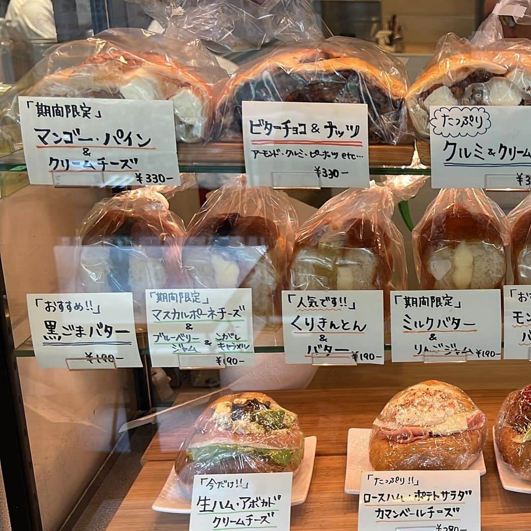 うさもぐさんのインスタグラム写真 - (うさもぐInstagram)「▷ #大阪 あんバター記録 ◁ ⁡ ⁡ KONA×MIZU×SHIO @ 堺筋本町 ⁡ ⁡ ここにしかない！？ うどん屋さんの作るうどんを練り込んだパン！ ⁡ ⁡ ■ つぶあんこ× バター 190円 ■ くりきんとん×バター190円 ⁡ ⁡ 恐らく生まれて初めて食べたうどんを練り込んだパン。 その名も「うパン」 ⁡ ♪テッテレッテ〜〜〜テーレーレ〜〜 ♪テッテレッテ〜〜〜テーレーレ〜〜 ⁡ と脳内で流れたのは私だけじゃないと思う(ル◯ン) ⁡ でこのパンがすっごい！新食感！ ⁡ 柔らかくてもっちもちでぷるんとみずみずしい！ パンというかもうお餅に近いような伸びのあるもちっと感。 水分限界まで入れましたー！みたいな食感。 ⁡ あんこはどちらかというと甘さ控えめですっきり。 小豆の甘みと風味が引き立ってて美味しい！ ⁡ バターはミルキーなコクはありつつすっきりとしていて この厚みとは思えない食べやすさ◎ ⁡ あんこー！バター！どーん！な見た目だけど 結構あっさり食べられる感じかな？美味しかった◎ (塩気はほぼ感じなかったかも) ⁡ くりきんとん餡はこっくりとした甘みで秋の味わい。 こっちも美味しい。 ⁡ あと試しにうパンをリベイクしてみたら表面サクッと 香ばしさや風味が増して美味しい！ でも独特のもちっとした食感が若干なくなっちゃうから そこはむむむって感じ。 味はリベイク、食感はそのままがいいなっていう(わがまま) ⁡ 気になってたうパン食べられてよかった〜 ⁡ ⁡ #KONAMIZUSHIO #あんバター#あんバターサンド#大阪グルメ#大阪ランチ#大阪スイーツ#堺筋本町#堺筋本町グルメ#うどん#あんこ#バター#パン#パンスタグラム#大阪パン屋#あんこ好き#パン大好き#うさもぐ大阪旅」11月4日 21時41分 - mgmgbutter3