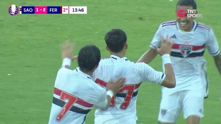 São Paulo FCのインスタグラム：「Veja os gols da virada do Sub-20 sobre a Ferroviária (3x2), em Cotia, no primeiro jogo das semifinais do Campeonato Paulista!  ⚽⚽ William Gomes ⚽ Talles Wander  🎥 @tntsportsbr   #MadeInCotia  #VamosSãoPaulo 🇾🇪」