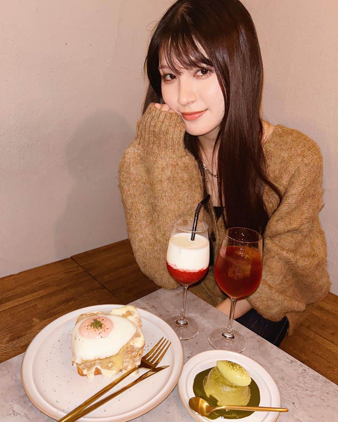 神志那結衣のインスタグラム：「定期的にカフェ開拓してる〜♡  この前、かれんたん @renren.panda とカフェして来たの♡☕️ でも一緒に写真撮るの忘れてた…泣  右側がじーな🍮🍵  #11月　#カフェ　#プリン　#池袋カフェ　#池袋」