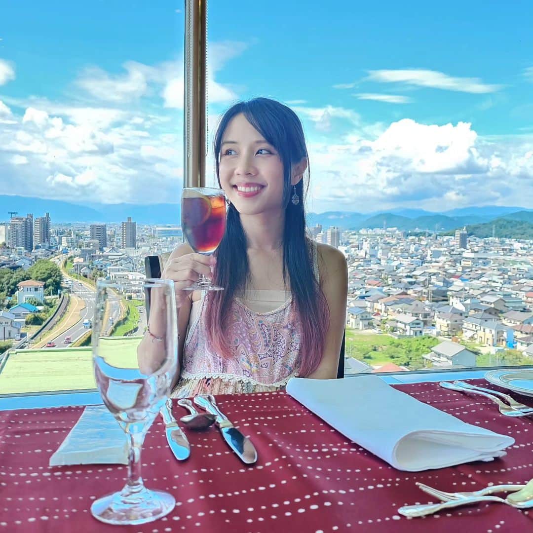のインスタグラム：「มีกระจกจริงปะเนี่ย อะไรจะใสขนาดนั้น กลัวร่วงเลย 555  โรงแรมที่มองเห็นปราสาทกิฟุ แลนด์มาร์คสำคัญของจังหวัด ! 岐阜グランドホテルで素敵なランチ～ 岐阜城を眺めながら、ゆっくりできました～  กิฟุ คือจังหวัดที่มี หมู่บ้านมรดกโลกชิราคาวะ มีย่านเมืองเก่าทาคายามะ ที่ทุกคนรู้จักดี แต่จริง ๆ เขามีเยอะกว่านั้นนะ ที่นี่มีปราสาทที่วิวกลางคืน ซึ่งก็คือปราสาทที่ชื่อเดียวกับจังหวัดเลย “ปราสาทกิฟุ” วิวกลางคืนสวยติด Top3 ของญี่ปุ่น  มีหมู่บ้านกระรอกแห่งแรกของญี่ปุ่น มีย่านเมืองเก่านั่งเรือชมการใช้นกกาน้ำจับปลา   Gifu Grand Hotel โรงแรมวิวดี มองเห็นวิวปราสาทกิฟุแบบเต็ม ๆ  ครั้งนี้บีมไม่ได้พัก แต่หลังชมปราสาทแวะมารับประทานอาหารคอร์สที่นี่ ปริมาณกำลังดี อร่อยมากเลย ที่สำคัญคือ กระจกบานใหญ่มองเห็นวิวได้เกือบรอบด้าน   โรงแรมเขามีห้องพักหลายแบบ มีทั้งแบบมีออนเซ็นในห้อง ห้องที่มองเห็นปราสาท  บีมชอบที่สุดคือห้องลายดอกบ๊วยอะ สีชมพูมุ้งมิ้งง่ะ ไม่ค่อยเคยเห็นโรงแรมทำห้องสีแบบนี้  📍วิธีเดินทาง นั่งรถไฟ Meitetsu จาก สถานี Meitetsu Nagoya มาลงที่ สถานี Meitetsu Gifu จากนั้นต่อด้วยรถบัสได้ ใครจะไปญี่ปุ่นเซฟ ๆ ไว้เป็นเรฟได้น้า    อากาศที่ญี่ปุ่นเวลาสดใสที่มันสบายตาสบายใจสุด ๆ ไปเลย #ญี่ปุ่นกับบีม #gifu #กิฟุ #meitetsu #gifugrandhotel」