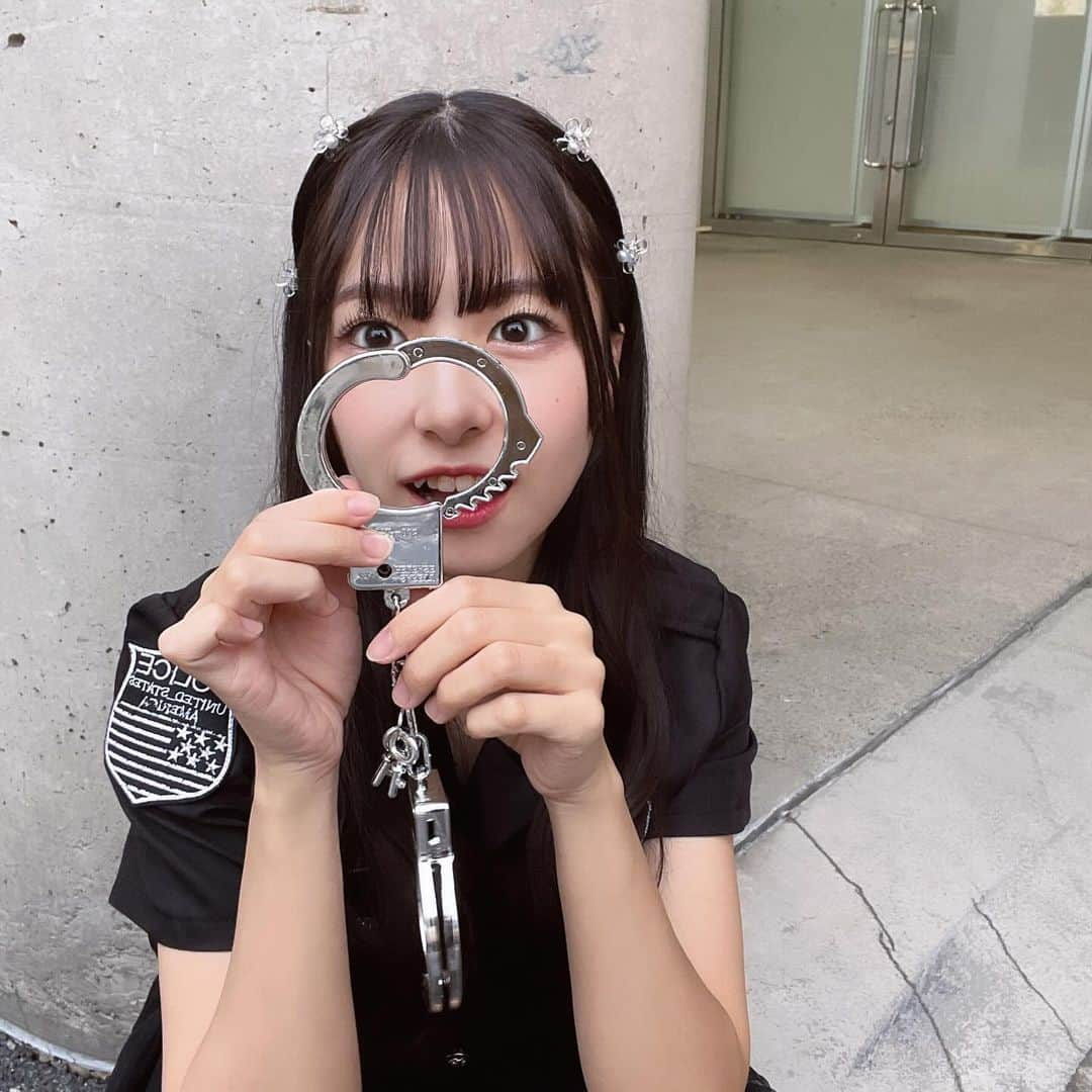 橋本陽菜さんのインスタグラム写真 - (橋本陽菜Instagram)「🙆‍♀️ * ﾁﾗｯ（ 👀 ） 見える？ * 失敗写真は目鼻口の順👀👃👄 * #アイドルなんかじゃなかったら #握手会 #ハロウィン #Halloween  #happyhalloween 🦇 #コスプレ #POLICE #ポリス #警察 #ポリスコスプレ  #pyonstagram  #AKB48 #アイドル #富山 #富山県 #はるpyon #橋本陽菜 #圧倒的橋本陽菜 #橋本陽菜を広める」11月4日 21時53分 - 48pyonz_toyama