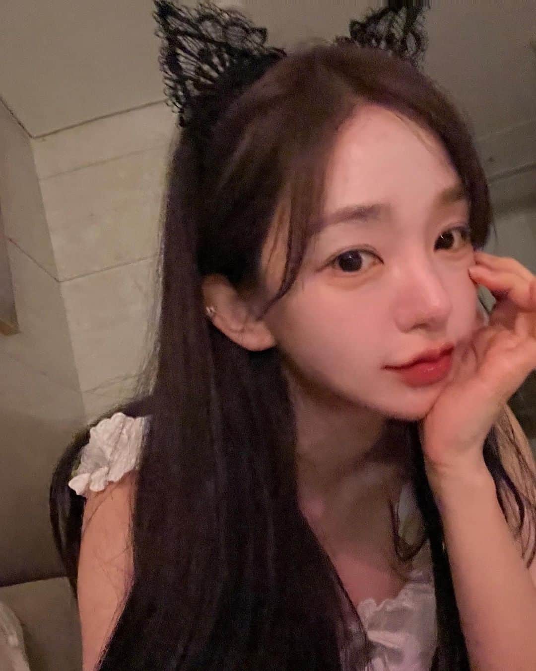 キム・ドヨンさんのインスタグラム写真 - (キム・ドヨンInstagram)「오늘 일하느냐 집밖에 한번도 안나갔는데 다들 화이트태닝 스프레이 오픈런해주규 가방후기보낸거 보느냐구 엄청 많은 사람들 만난 기분이햐,,  주말인데 야식 챙겨먹으라고 뿌링클쿠폰 구매해서 올려놨지롱 선착순이지만 맛있게 시켜먹기! 연말에는 더 많이 나눌려구😚 앞으로도 다들 친하게 지내자 내피드 잘봐줘서 늘 곰마워🫶🏻  아 그리구 가방구매완료 이벤트 내일 진행할거니까 내일두 내 인스타 논노와💘」11月4日 21時53分 - dodo_baby