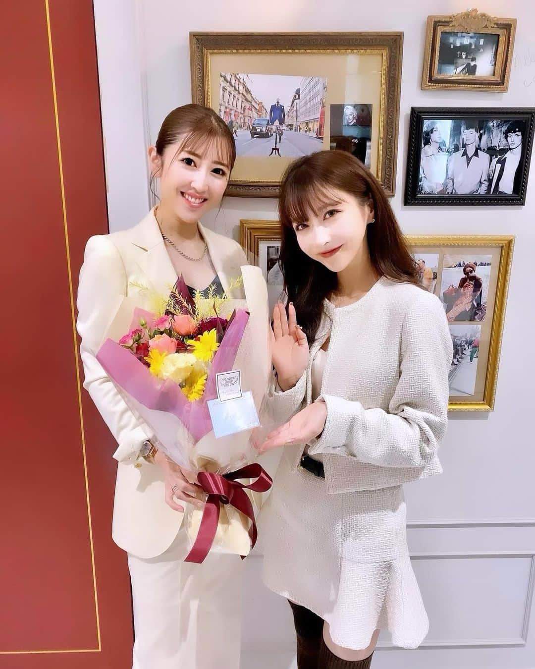 勝友美のインスタグラム：「⁡ Rちゃんがヴィクトリーしに来てくれました🥰 しかも10周年のお祝いまで💐🥹ﾅﾝﾃｲｲｺ... 有難うございます💓 RちゃんのYouTubeにてオーダーの模様がアップされているので見て頂けると嬉しいです✨ ⁡ 活躍されている方々を通じレディーススーツの認知が広がることが嬉しく、益々女性が自分らしく輝く場所の一つでありたいと思います。感謝♡ ⁡ ⁡ ⁡ ⁡ ⁡ ⁡ ⁡ ⁡ #うっす#ヴィクトリースーツ #オーダースーツ #レディーススーツ #メンズスーツ #スーツ #remuse #女性経営者#人は自分に嘘をつく」