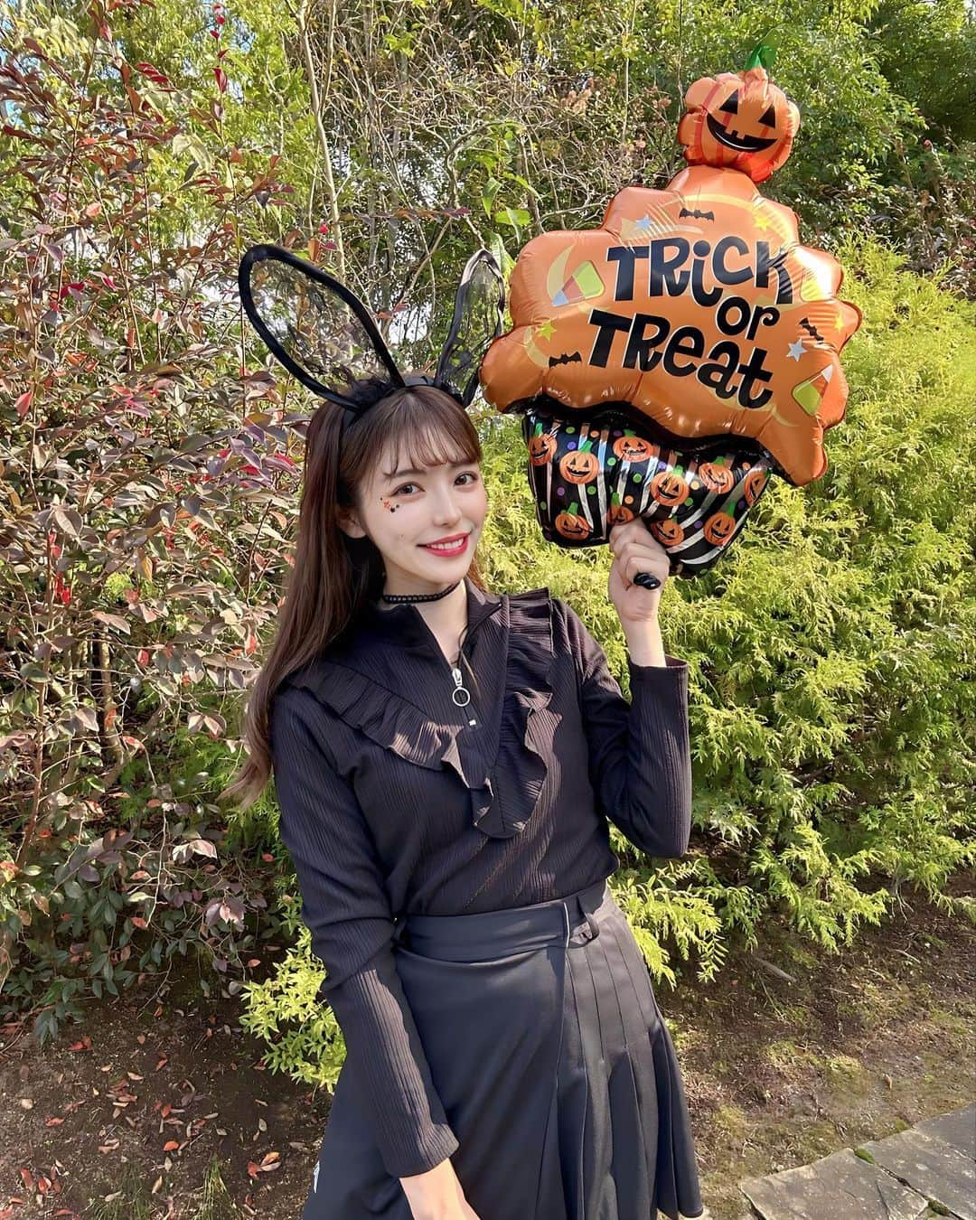 はるさんのインスタグラム写真 - (はるInstagram)「⑅∙˚� 4日遅れのHappy Halloween 🎃 みんなはなんの仮装した？  今年はdハロのアリスしかしてないから ゴルフ場で黒うさ✖️黒猫したよ🐈🐇❤︎ aceのコンペ以来、3人でのラウンド⛳️ 楽しかった🎵  この日はパットが入らなすぎて86 でもキャディさんにゴルフやり慣れてるって言われて嬉しかった🫶  #ゴルフ女子 #ゴルフ #golf #golfstagram #ゴルフ好きと繋がりたい #ゴルフウェアコーデ #ゴルフコーデ #ゴルフ好き #ゴルフスイング #ゴルフ女子コーデ #ゴルフ場 #ゴルフラウンド #ゴルフウエア #golfgirl #instagolf #팔로우미 #골프 #高尔夫球 #90切り #80切り #100切り #ゴルフスイング  #スイング動画 #golfswing #ビジョビ #仮装 #黒猫 #黒うさぎ  #happyhalloween #黒コーデ #千葉バーディークラブ」11月4日 21時46分 - harurun1216