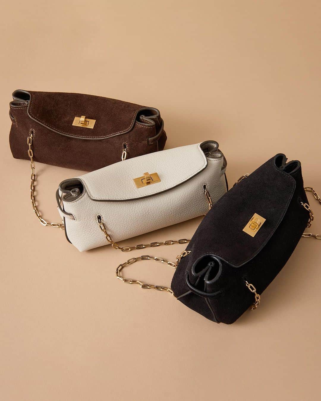 のインスタグラム：「The Waverley is a new addition to our evening collection. A delicate bag with a striking gold-tone chain handle that comes in three elegant colours. #AnyaHindmarch」