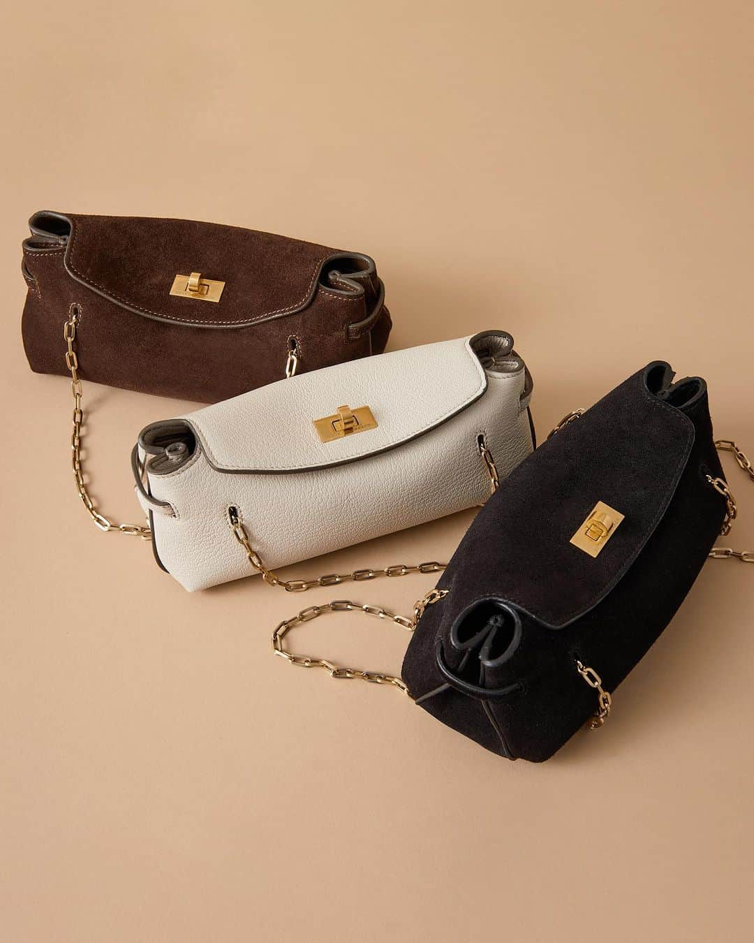 アニヤハインドマーチのインスタグラム：「The Waverley is a new addition to our evening collection. A delicate bag with a striking gold-tone chain handle that comes in three elegant colours. #AnyaHindmarch」