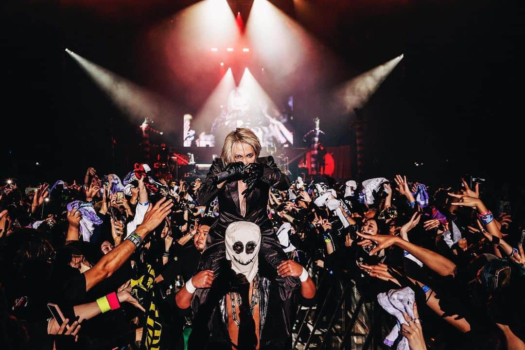 Hydeのインスタグラム：「NEX_FEST, I was so out of control that I almost threw up during my last solo show of the year!  Thank you, BMTH ♫  #HYDE #BMTH #BABYMETAL #Crossfaith #coldrain #BMTHNEXFEST」