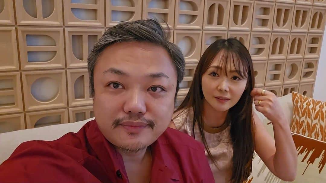 与沢翼のインスタグラム：「妻にお酒を飲ませると色々喋り出すから面白くて「10年前のつーくんはひどかった」のくだりはもう何度も聞いた。ひたすら耐える技術だけで与沢おじさんを突破した妻。私も忍耐力に自信あるので、我々は忍耐を核とした夫婦です。10年前の11月に出会った。歳とったけど、これからまた次の新10年を頑張る。  #デート #ドバイ」