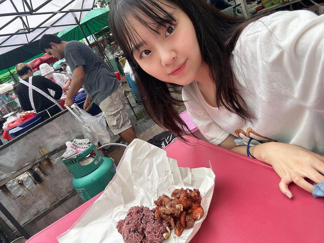 一岡杏奈のインスタグラム：「旅日記 2日目はタイに🐘🇹🇭🥊  久しぶりの海外and初めてのタイはやっぱり楽しい！ 地元飯沢山食べてきましたよ〜 その1部の写真乗っけておくね！  タイはすごく暑くて、めちゃめちゃ汗かいたし日焼けして帰ってきました笑  スコールも凄くて晴れたり雨降ったりだったけど凄くそれも初めての経験でキャーキャー言いながら楽しんでました☀️.°  また行きたい国ですね！ あ、マッサージがすごく気持ち良いのにめちゃくちゃ安くてコスパ神がかってました😇✨💕 是非みんなタイに行ったら行ってみて〜！！  #旅行 #タイ #タイ料理 #タイ旅行 #マッサージ #バンコク #楽しかった」