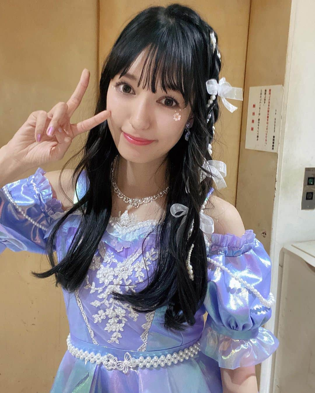 村星りじゅ（ukka）さんのインスタグラム写真 - (村星りじゅ（ukka）Instagram)「＊ 村星りじゅ生誕ソロライブ〜Blue Star〜 本当にありがとうございました！☺︎ ⁡ 写真は1着目のオーロラの生地の衣装！  髪型はヘアアクセサリーと一緒に編み込み、 目元にお花を付けていただきました🌼 ⁡ #ukka#村星りじゅ#りじゅーいち#21#生誕祭#衣装」11月4日 21時49分 - riju_murahoshi