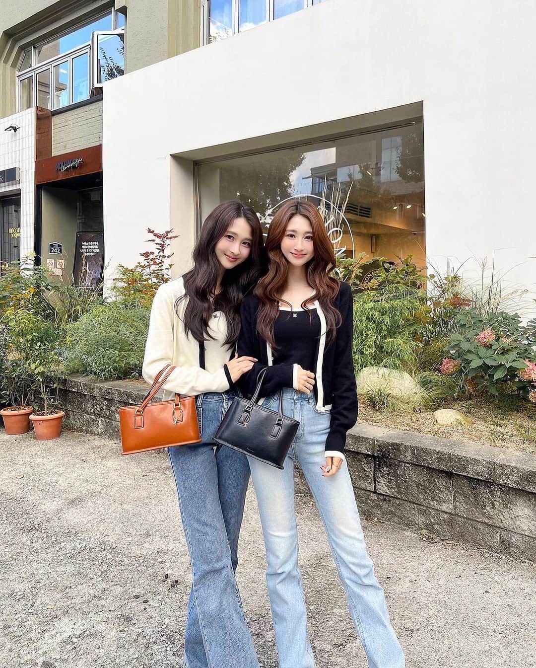 丹羽あんなのインスタグラム：「엄마랑 데이트.. 👧👩👧💕  お母さんと一緒にいるわたし本当に嬉しそうで 幸せそうな顔してるなぁ〜🫶🏻ㅎㅎ  4年前も一緒にきたLOW COFFEEで記念shot！💞💞  かわいいお洋服とバックは初オロシ♡ @folnua_official @folnua_jp #gift」