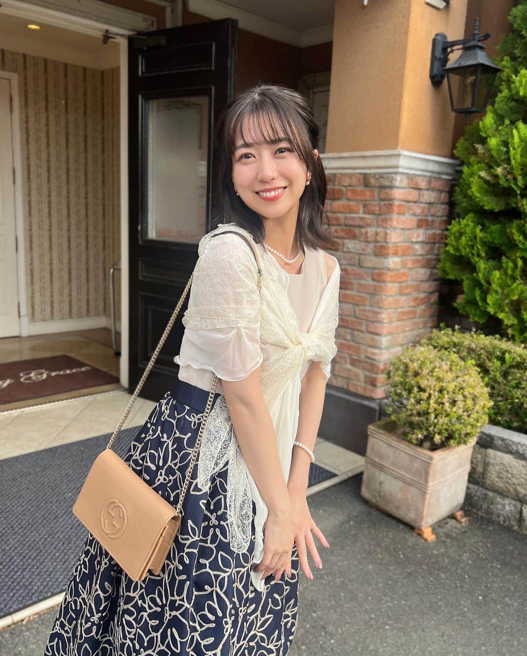 篠崎彩奈のインスタグラム：「. 今日は大学の友人の結婚式へ💒🤍 本当に素敵な結婚式でした👰🏻‍♀️  友人が可愛くて可愛くて幸せそうで 涙が止まらなかった...🥲  ほっこりした気持ちになって 幸せな日でした☺️💐  #結婚式 #結婚式コーデ」