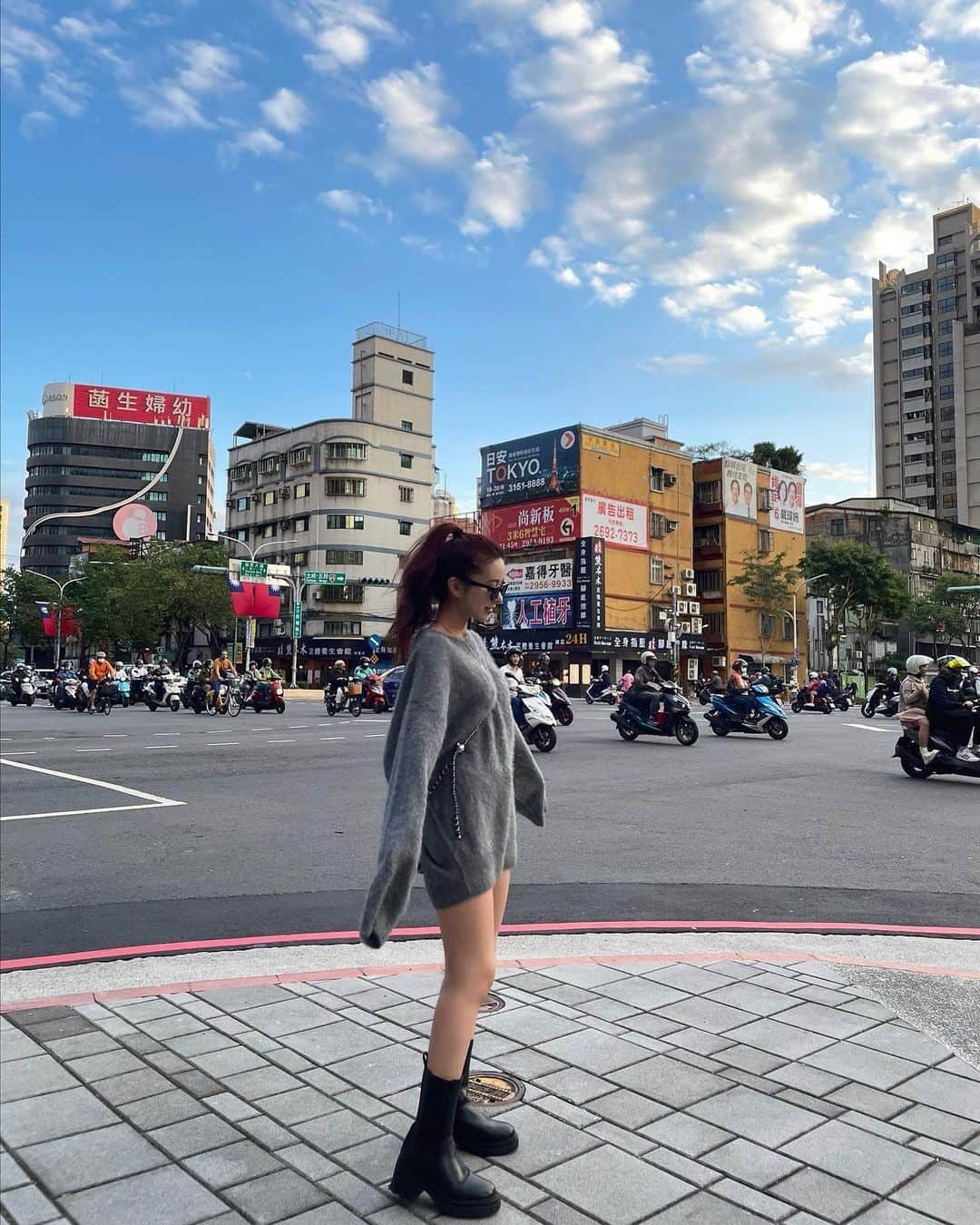 UKAのインスタグラム：「TAIPEI🇹🇼🩷 仕事以外の旅行でくるのは初めての台湾なの✈️ｳｷｳｷ💞 気候は夏って聞いてたけど、 前回が想像より寒くて凍えた記憶があったから 普通に日本と変わらず秋コーデ持っていったら ちょうど良くて嬉しい。。🤭🍂  モコモコニットは @_josemoon_ 🩶 カシミアだからふわっふわで暖かいし 大きめでダボっとかわいい。。🥹🧣🩶 #ootd #outfit #ukaコーデ」