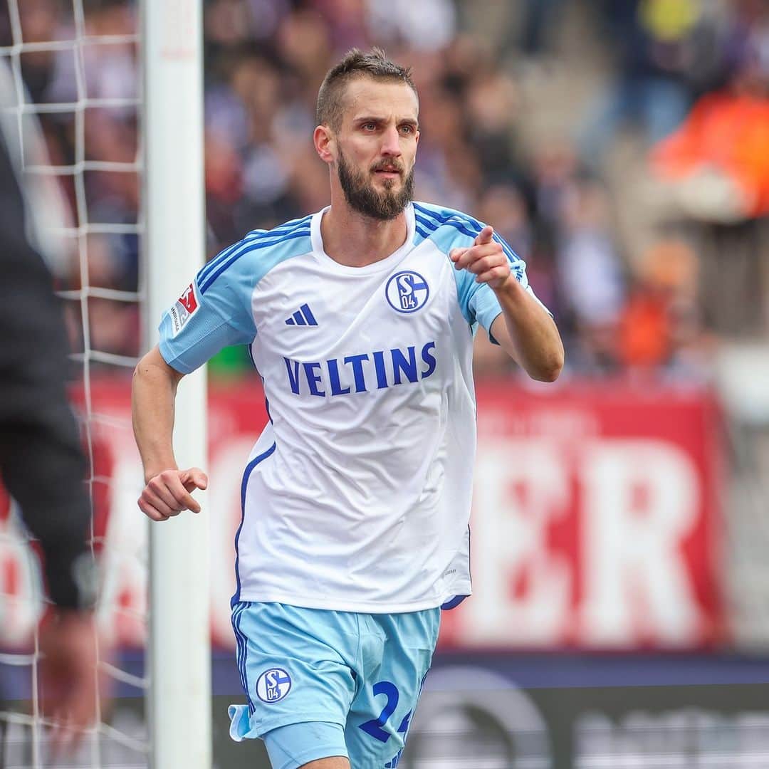 シャルケ04のインスタグラム：「Führung zur Pause! 🙌⏸️ . . #S04 #Schalke #Knappen #Königsblau #Halbzeit #FCNS04」