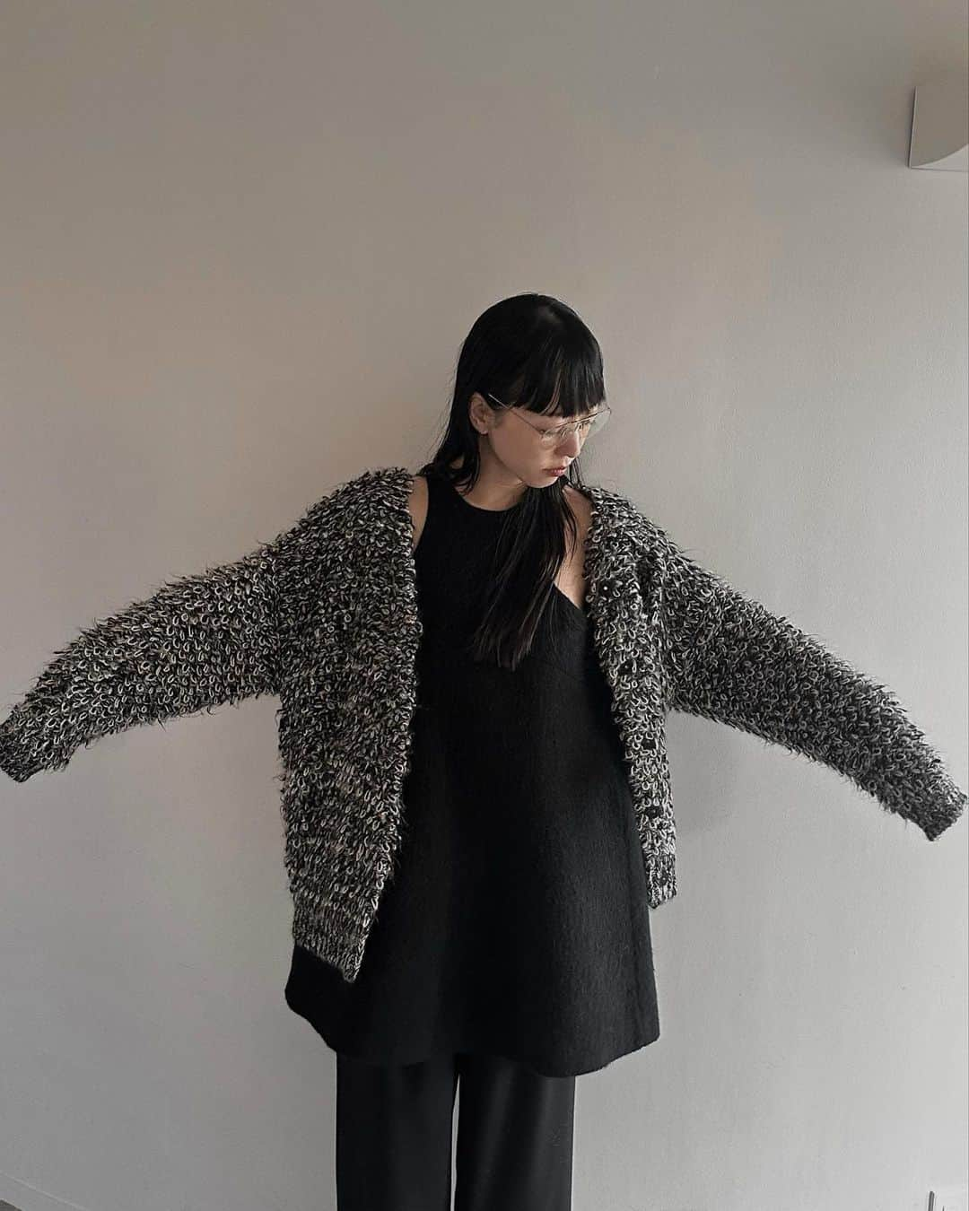 AICOさんのインスタグラム写真 - (AICOInstagram)「先日発売したMIX LOOP MOHAIR KNIT CARDIGAN。モヘア混の毛足のある糸を大きめのループで編み、配色にする事でとても立体感があるニットを作りました。まだ暖かいのでインナーはタンクトップや軽いアイテムに羽織るスタイルが好きです。 フロントは表から見えない包みスナップ仕様なので、全て閉じてトップス感覚でも着用いただけます。中に着たトップスもとても可愛いのでまた改めてご紹介します。� #clane」11月4日 22時02分 - aico00000