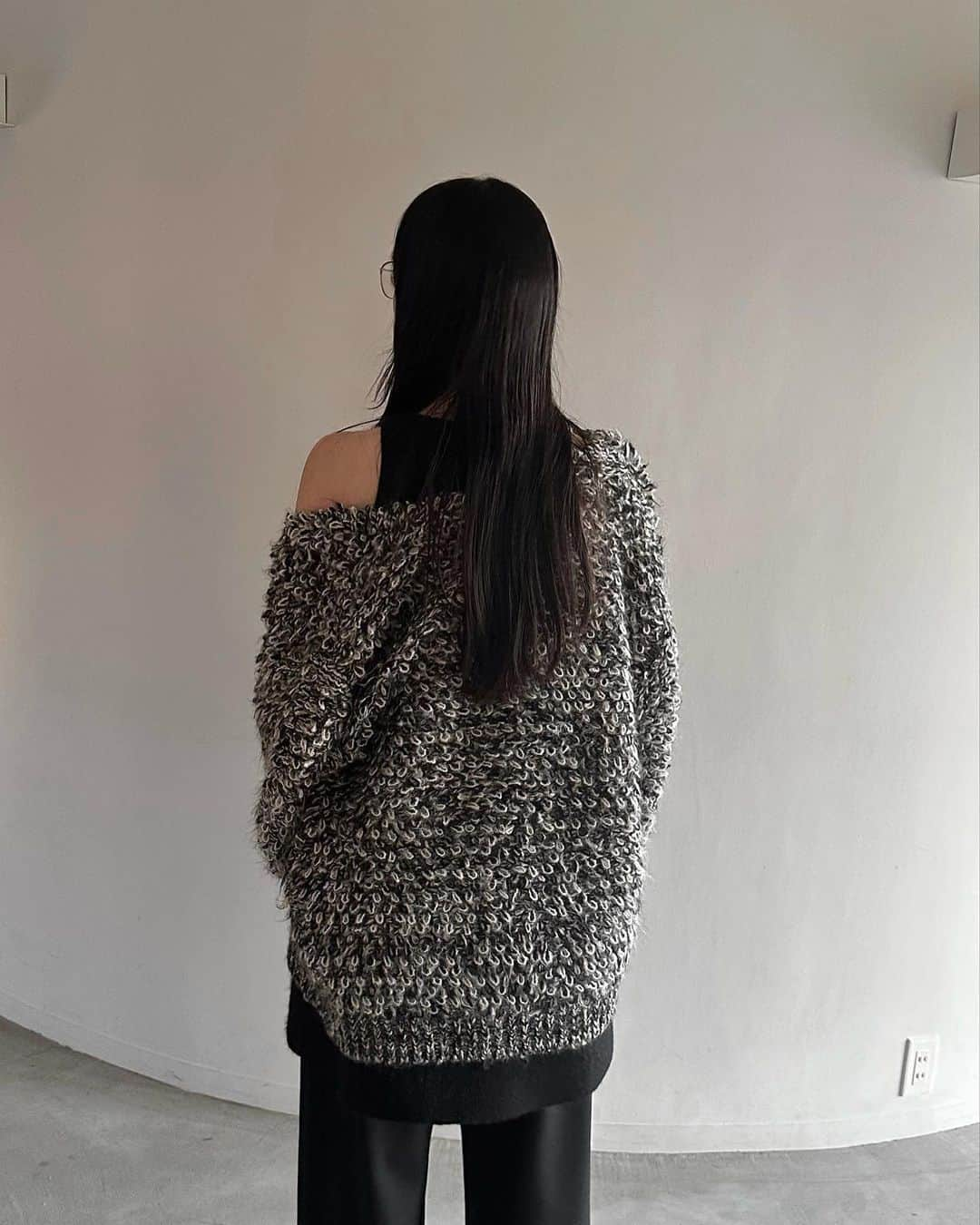 AICOさんのインスタグラム写真 - (AICOInstagram)「先日発売したMIX LOOP MOHAIR KNIT CARDIGAN。モヘア混の毛足のある糸を大きめのループで編み、配色にする事でとても立体感があるニットを作りました。まだ暖かいのでインナーはタンクトップや軽いアイテムに羽織るスタイルが好きです。 フロントは表から見えない包みスナップ仕様なので、全て閉じてトップス感覚でも着用いただけます。中に着たトップスもとても可愛いのでまた改めてご紹介します。� #clane」11月4日 22時02分 - aico00000