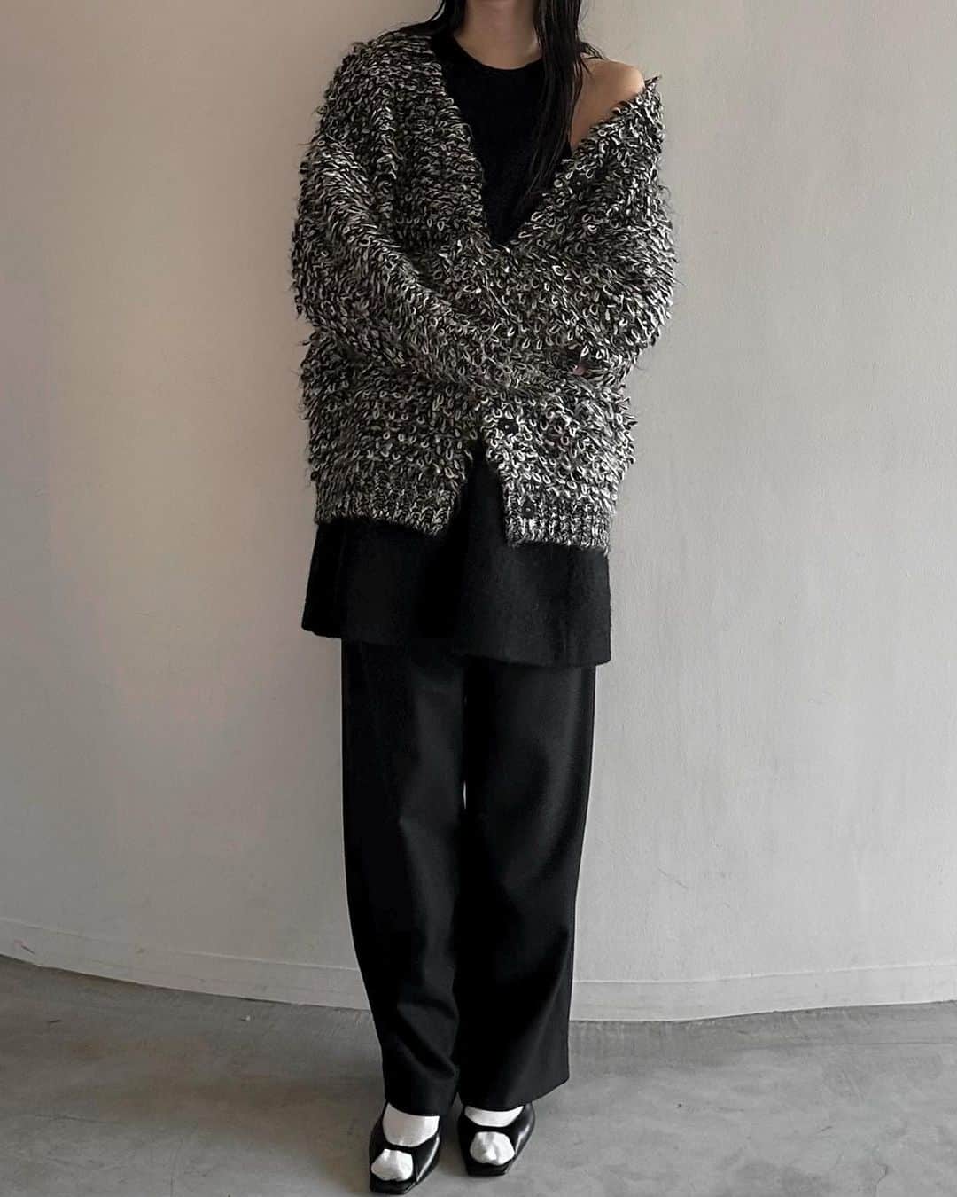 AICOのインスタグラム：「先日発売したMIX LOOP MOHAIR KNIT CARDIGAN。モヘア混の毛足のある糸を大きめのループで編み、配色にする事でとても立体感があるニットを作りました。まだ暖かいのでインナーはタンクトップや軽いアイテムに羽織るスタイルが好きです。 フロントは表から見えない包みスナップ仕様なので、全て閉じてトップス感覚でも着用いただけます。中に着たトップスもとても可愛いのでまた改めてご紹介します。� #clane」