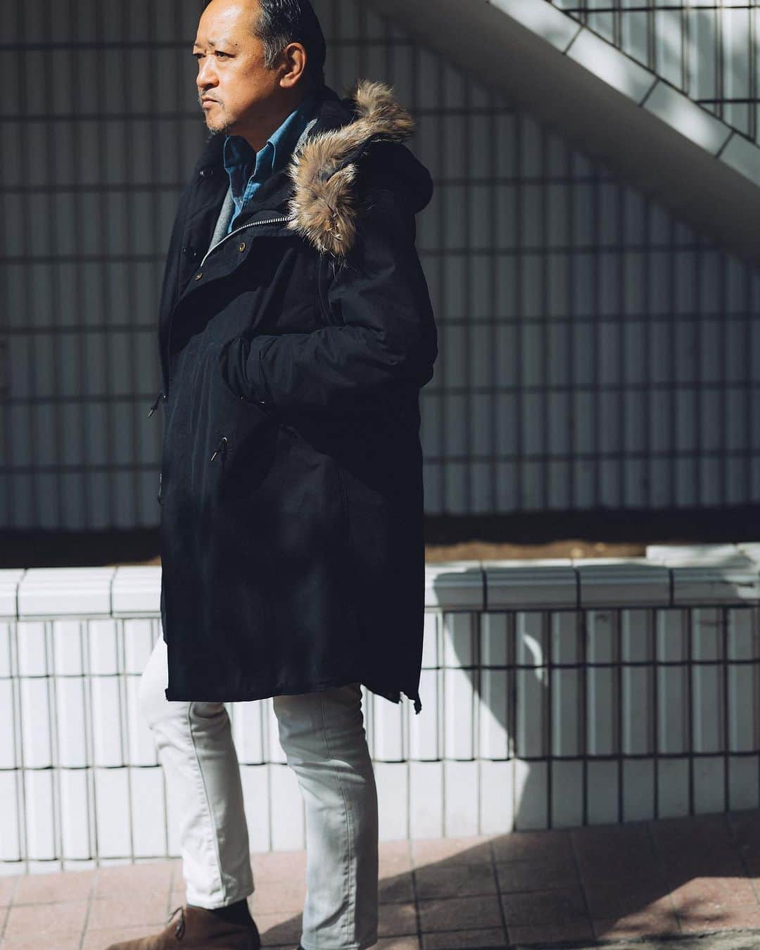 のインスタグラム：「今、着たい。私の本命アウター。〜’23 Autumn Winter〜  ビームスF 新宿 伊藤昌輝  「普段アウターと言えば、ポロコートやチェスターコートなどテーラードものばかりですが、たまには男らしくスポーティなものを纏いたくなります。〈オーベルジュ〉のモッズコートは、オリジナルのミリタリームードを忠実に再現しつつ、ブランドらしいエッセンスを加えモダンに仕上げられた一着。本来のラギッドな雰囲気を愉しみながら、都会的に羽織れます。オーセンティックなオリーブカラーも良いですが、今年はシックなムードが増したブラックを選びました。リラックスしたラフなカジュアルスタイルも、どこかクールで洗練された大人の装いに仕上げてくれます。そういう私は、ヘリンボーンのジャケットに5ポケットのパンツと、いつも通りのスタイルです」  #mrbeams #beams #beamsf #brillaperilgusto #mensfashion #auberge」