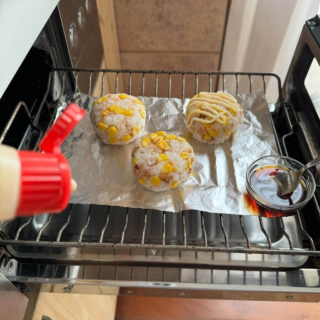 Tesshiさんのインスタグラム写真 - (TesshiInstagram)「とうもろこしと鰹節でマヨしょうゆ焼きおにぎり Grilled Onigiri with corn and Katsuobushi seasoned with mayo and soy sauce #ごちそうおにぎり #OnigiriAction #yummy #homemade #healthy #onigiri #おいしい #おにぎり #焼きおにぎり #マカロニメイト #フーディーテーブル #手作り  七味でグッとしまりました🤤 ご飯、とうもろこし、鰹節、ごま、焼く時にマヨネーズ たれ→しょうゆ、みりん、ごま油 食べる時に七味など Gohan, corn, Katsuobushi, sesame… mayonnaise Sauce… soy sauce, mirin, sesame oil … and Japanese Nanami Togarashi chili pepper…  @yukitsubakiofficial 令和5年産の #新米 #魚沼産コシヒカリ #雪椿 生産者さまに心から感謝！  #主役はごちそうおにぎり #レシピ本 おにぎりブーム再び？重版出来🍙 日本語版、繁體字中文版、한글버전 電子書籍もあります。自分で言っちゃうけどプレゼントにも超おすすめでぇぇす♡」11月4日 21時57分 - tmytsm