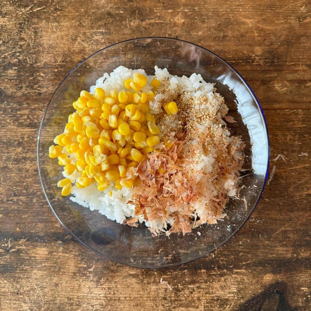 Tesshiさんのインスタグラム写真 - (TesshiInstagram)「とうもろこしと鰹節でマヨしょうゆ焼きおにぎり Grilled Onigiri with corn and Katsuobushi seasoned with mayo and soy sauce #ごちそうおにぎり #OnigiriAction #yummy #homemade #healthy #onigiri #おいしい #おにぎり #焼きおにぎり #マカロニメイト #フーディーテーブル #手作り  七味でグッとしまりました🤤 ご飯、とうもろこし、鰹節、ごま、焼く時にマヨネーズ たれ→しょうゆ、みりん、ごま油 食べる時に七味など Gohan, corn, Katsuobushi, sesame… mayonnaise Sauce… soy sauce, mirin, sesame oil … and Japanese Nanami Togarashi chili pepper…  @yukitsubakiofficial 令和5年産の #新米 #魚沼産コシヒカリ #雪椿 生産者さまに心から感謝！  #主役はごちそうおにぎり #レシピ本 おにぎりブーム再び？重版出来🍙 日本語版、繁體字中文版、한글버전 電子書籍もあります。自分で言っちゃうけどプレゼントにも超おすすめでぇぇす♡」11月4日 21時57分 - tmytsm