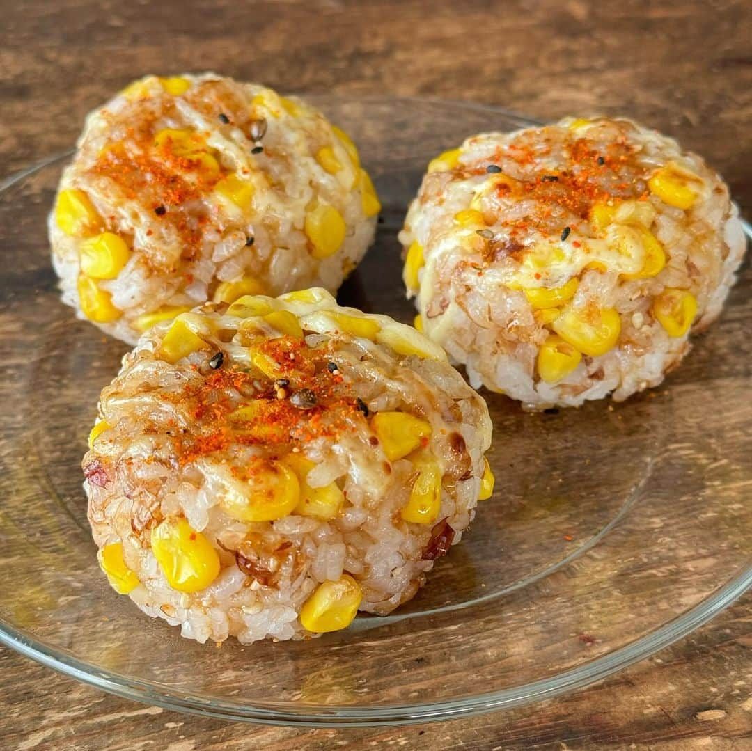 Tesshiのインスタグラム：「とうもろこしと鰹節でマヨしょうゆ焼きおにぎり Grilled Onigiri with corn and Katsuobushi seasoned with mayo and soy sauce #ごちそうおにぎり #OnigiriAction #yummy #homemade #healthy #onigiri #おいしい #おにぎり #焼きおにぎり #マカロニメイト #フーディーテーブル #手作り  七味でグッとしまりました🤤 ご飯、とうもろこし、鰹節、ごま、焼く時にマヨネーズ たれ→しょうゆ、みりん、ごま油 食べる時に七味など Gohan, corn, Katsuobushi, sesame… mayonnaise Sauce… soy sauce, mirin, sesame oil … and Japanese Nanami Togarashi chili pepper…  @yukitsubakiofficial 令和5年産の #新米 #魚沼産コシヒカリ #雪椿 生産者さまに心から感謝！  #主役はごちそうおにぎり #レシピ本 おにぎりブーム再び？重版出来🍙 日本語版、繁體字中文版、한글버전 電子書籍もあります。自分で言っちゃうけどプレゼントにも超おすすめでぇぇす♡」