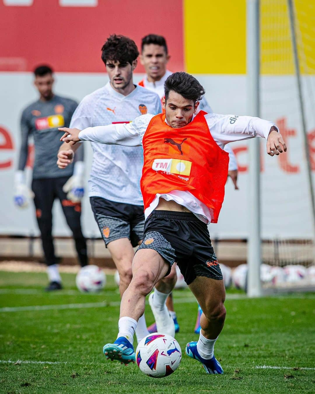 バレンシアCFさんのインスタグラム写真 - (バレンシアCFInstagram)「Final preparations ⚔️  #ValenciaGranada」11月4日 21時57分 - valenciacf